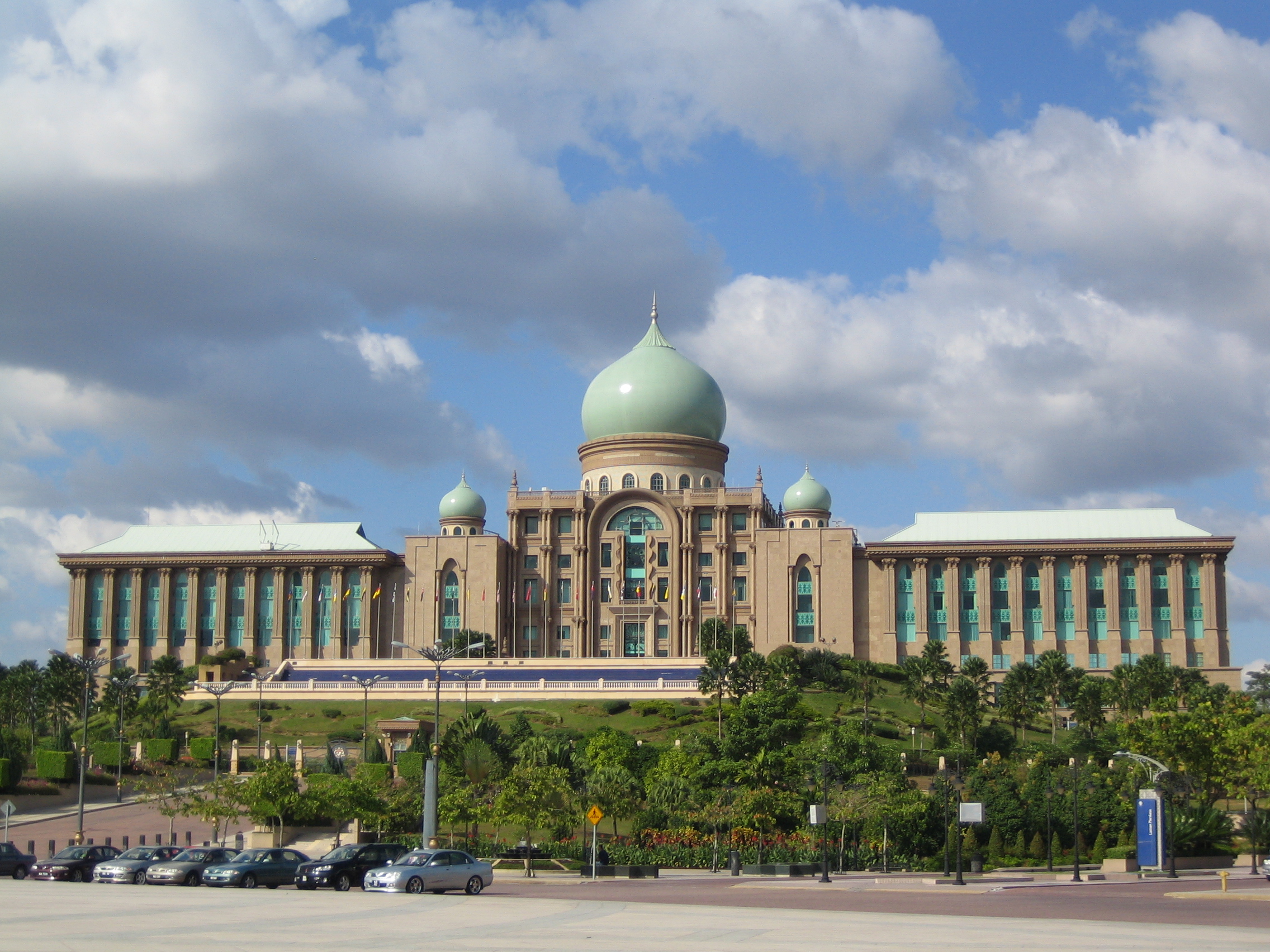 Perdana Putra menempatkan pejabat Perdana Menteri Malaysia.