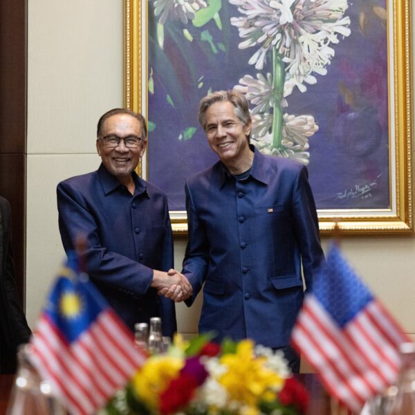 Perdana Menteri Anwar Ibrahim bertemu dengan Setiausaha Negara AS Antony Blinken semasa mesyuarat berkaitan Persatuan Negara-negara Asia Tenggara (ASEAN) di Vientiane, Laos, 2024