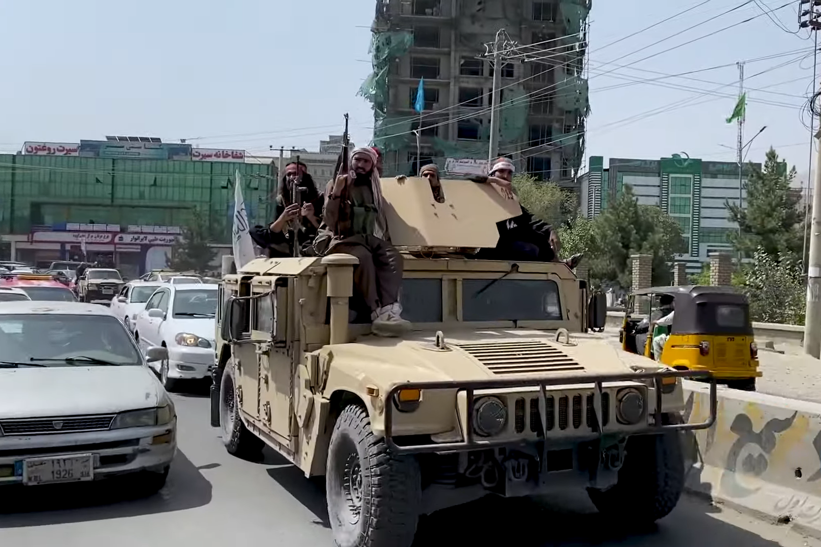 Pejuang Taliban di Kabul menaiki Humvee yang ditawan berikutan kejatuhan Kabul pada 2021.