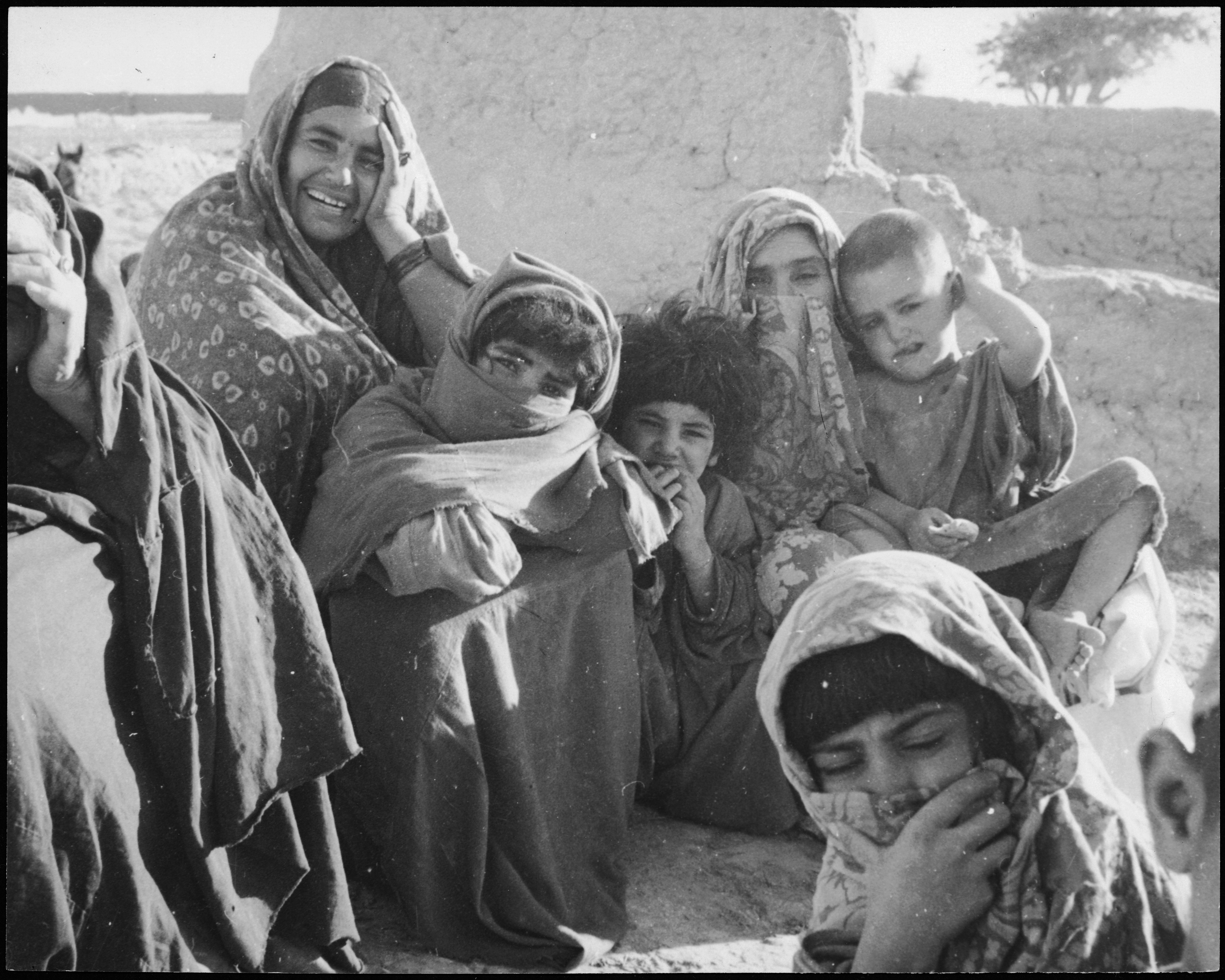Sebuah keluarga Afghan berhampiran Kholm, 1939 - kebanyakan rakyat Afghanistan adalah berpuak.