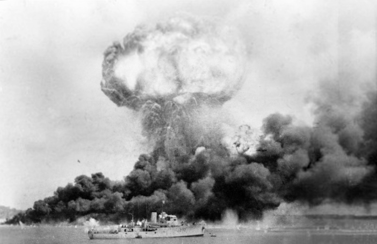 Pengeboman Darwin pada tahun 1942, yang pertama daripada lebih 100 serangan udara Jepun ke atas Australia semasa Perang Dunia II.