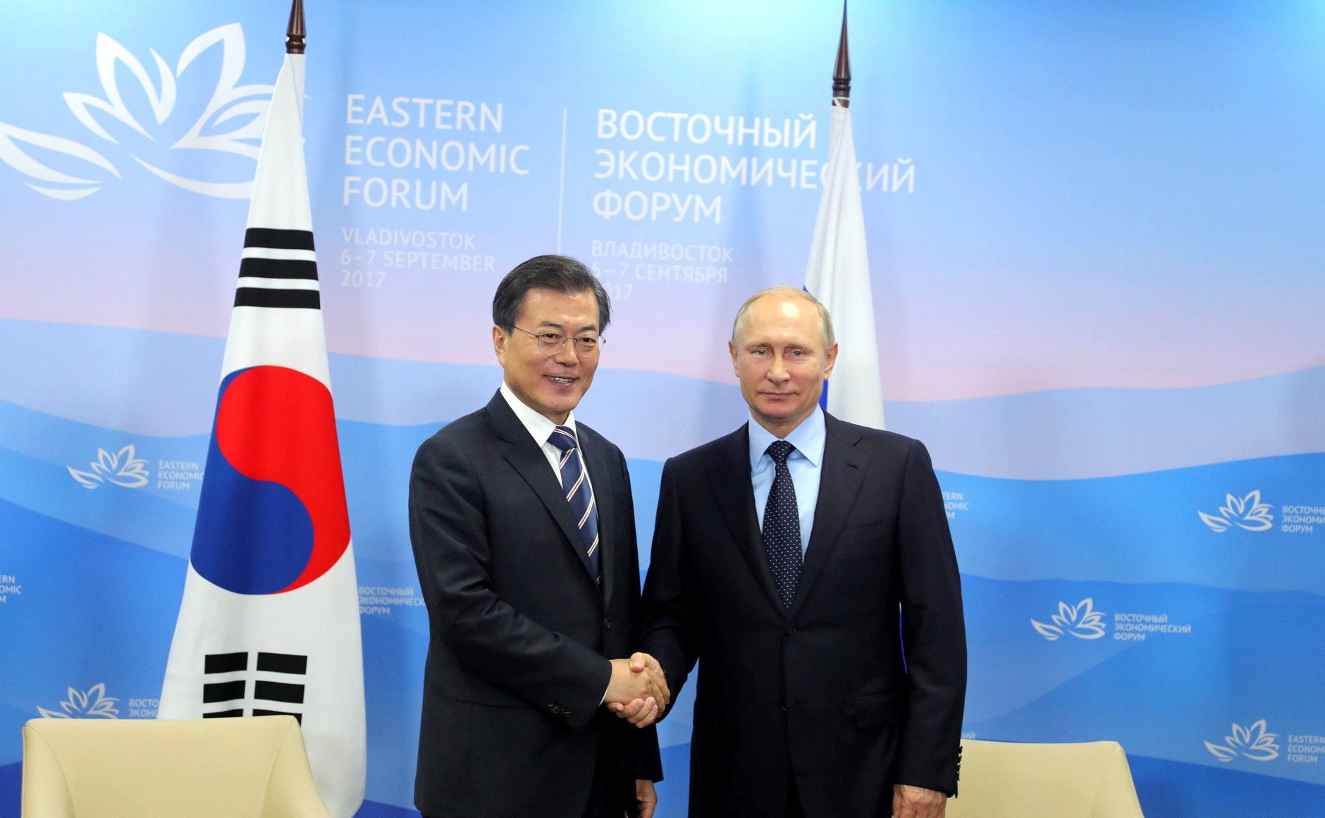 Presiden Korea Selatan Moon Jae-in bertemu dengan presiden Rusia Vladimir Putin, 6 September 2017.