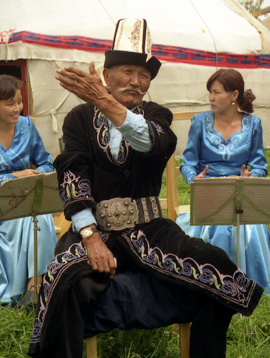 Seorang manaschi Kirgiz menampilkan bagian dari Epik Manas di sebuah kamp yurt di Karakol.