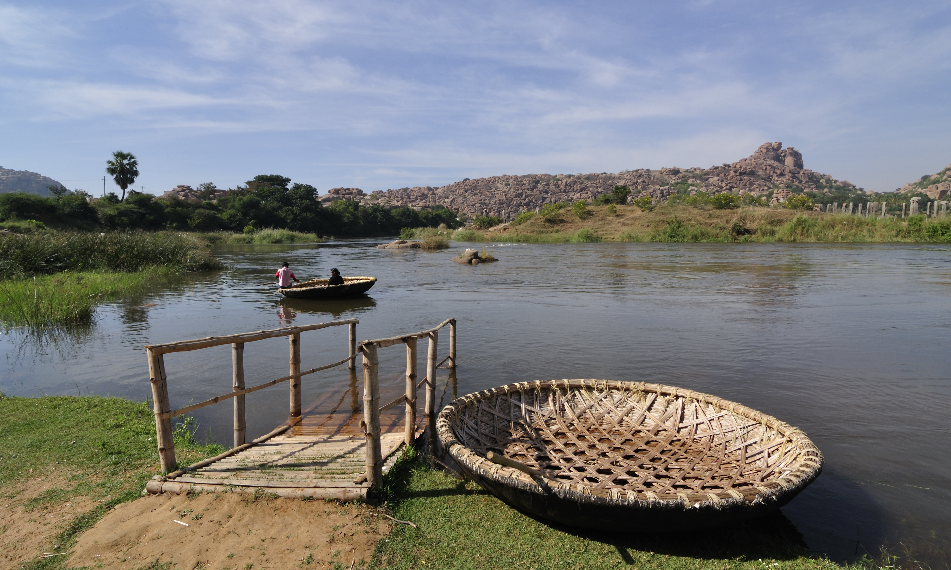 Sungai Tungabhadra, dengan singkapan batuan, mengalir ke Sungai Krishna semenanjung.