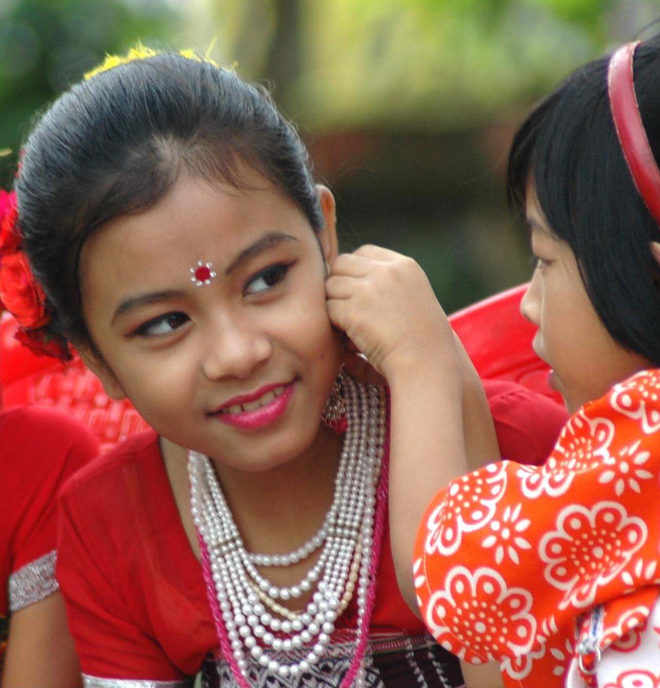 Kanak-kanak Tripuri bersiap sedia untuk tarian di negeri Tripura di timur laut India. Orang Tripuri, kumpulan etnik yang bertutur dalam bahasa Tibeto-Burma, membentuk 30% daripada populasi negeri itu.