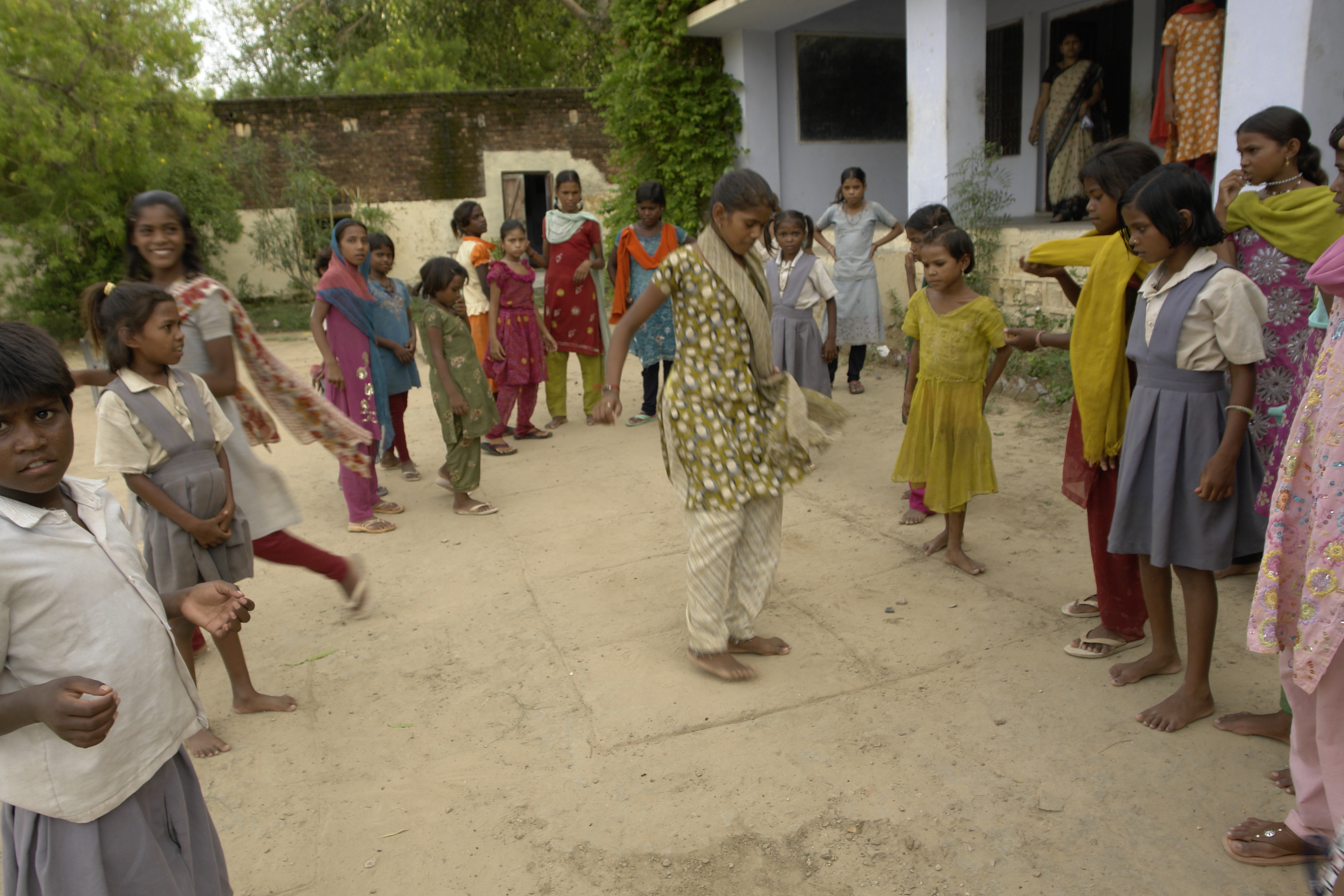 Anak-anak perempuan bermain engklek di Jaora, Madhya Pradesh. Engklek biasa dimainkan oleh anak-anak perempuan di pedesaan India.