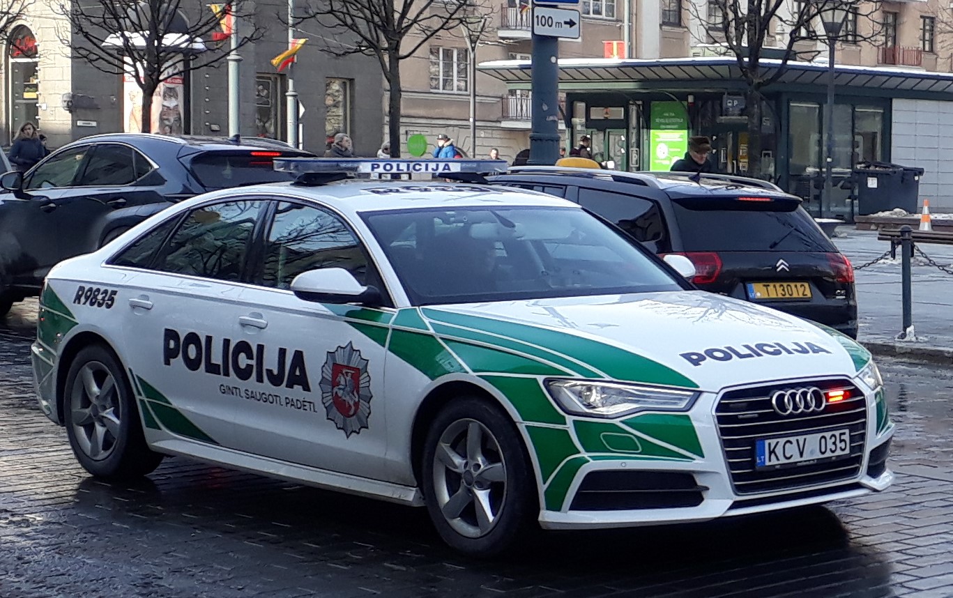 Kereta peronda polis Lithuania di Lebuh Gediminas, Vilnius