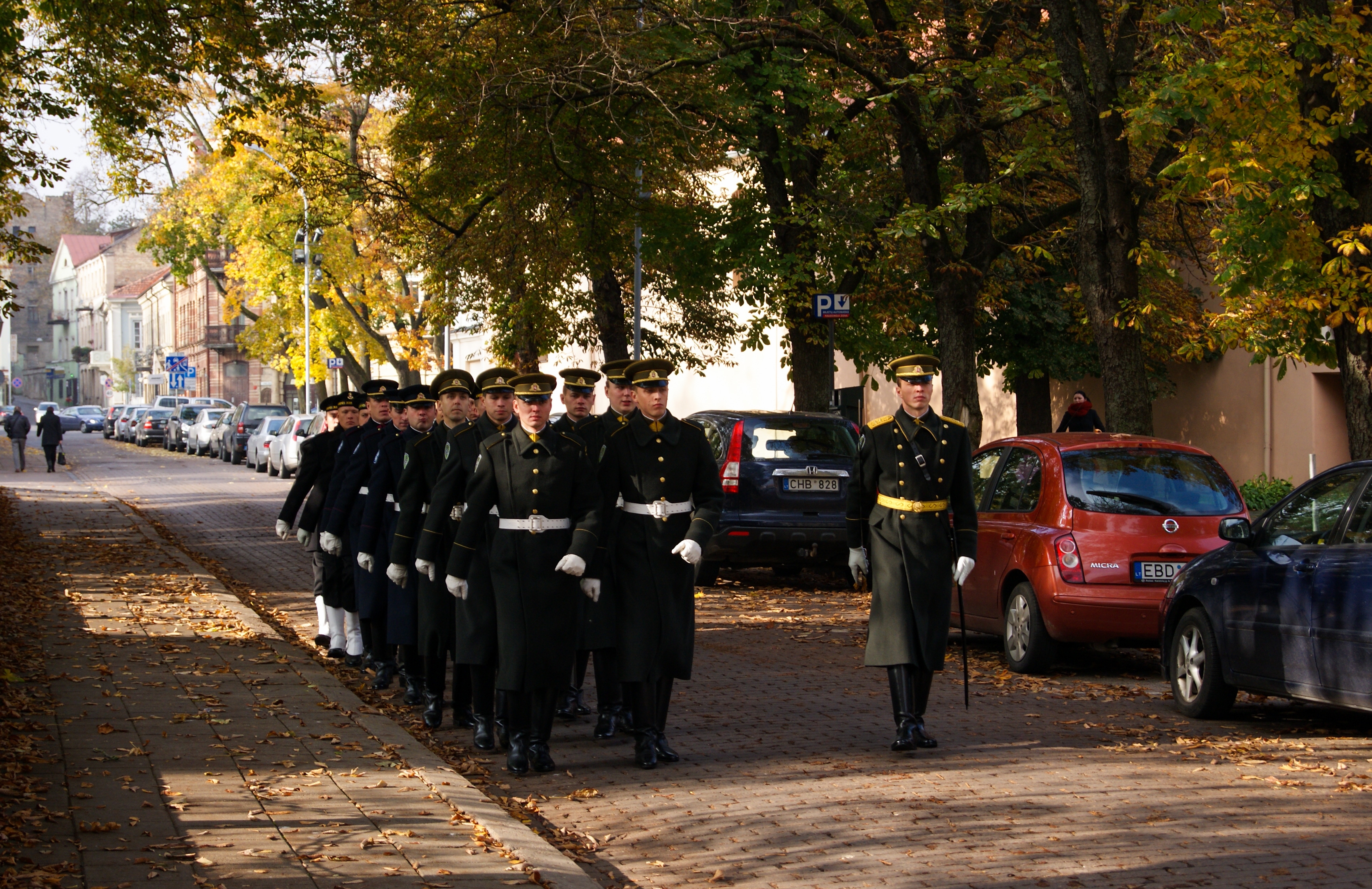 Askar Tentera Lithuania berarak dengan uniform pakaian mereka di Vilnius. Seorang pegawai menonjol dengan sebilah pedang.