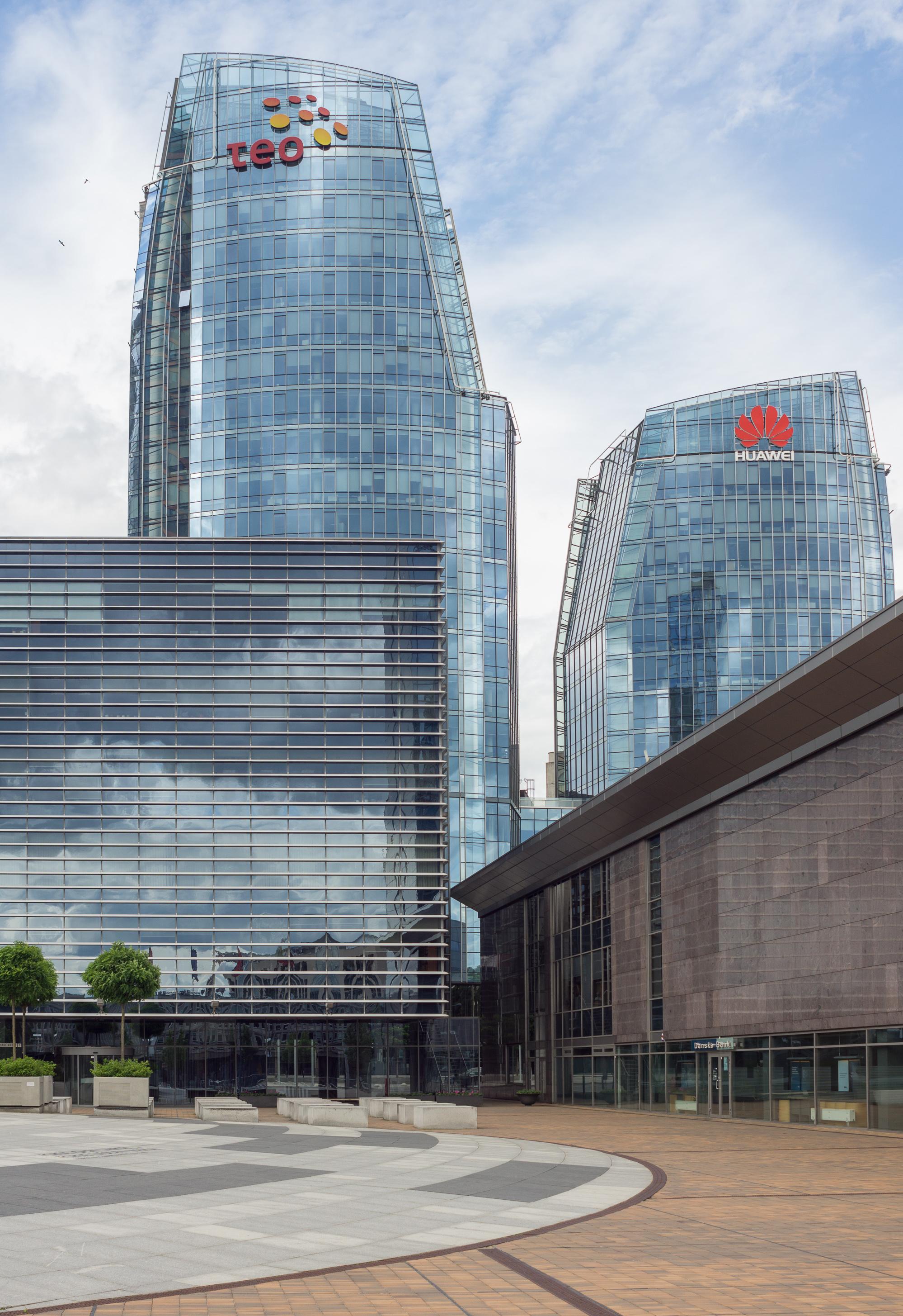 Ibu pejabat Telia (bangunan pencakar langit dengan logo lama Teo LT) dan Huawei di Vilnius