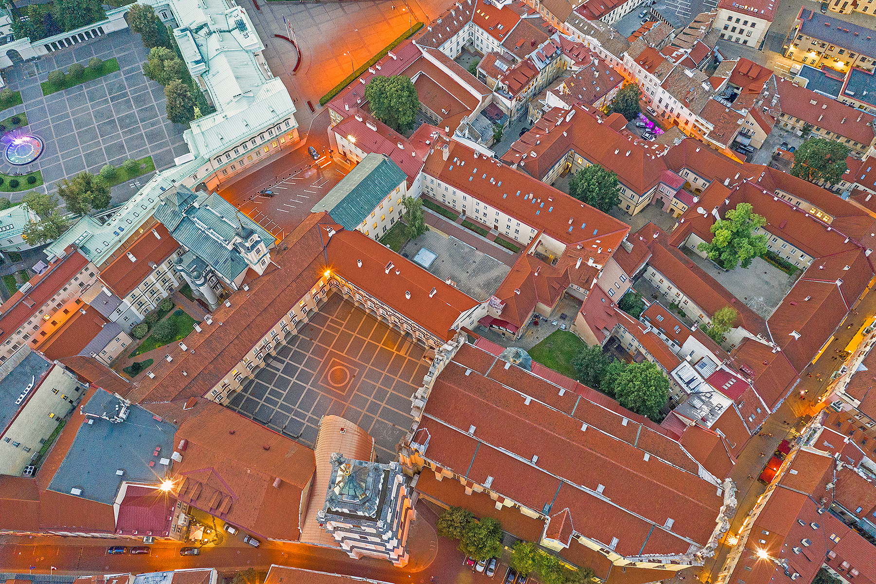 Universiti Vilnius, salah satu universiti tertua di rantau ini. Ia ditubuhkan oleh Stephen Báthory, Raja Poland dan Duke Agung Lithuania, pada tahun 1579.