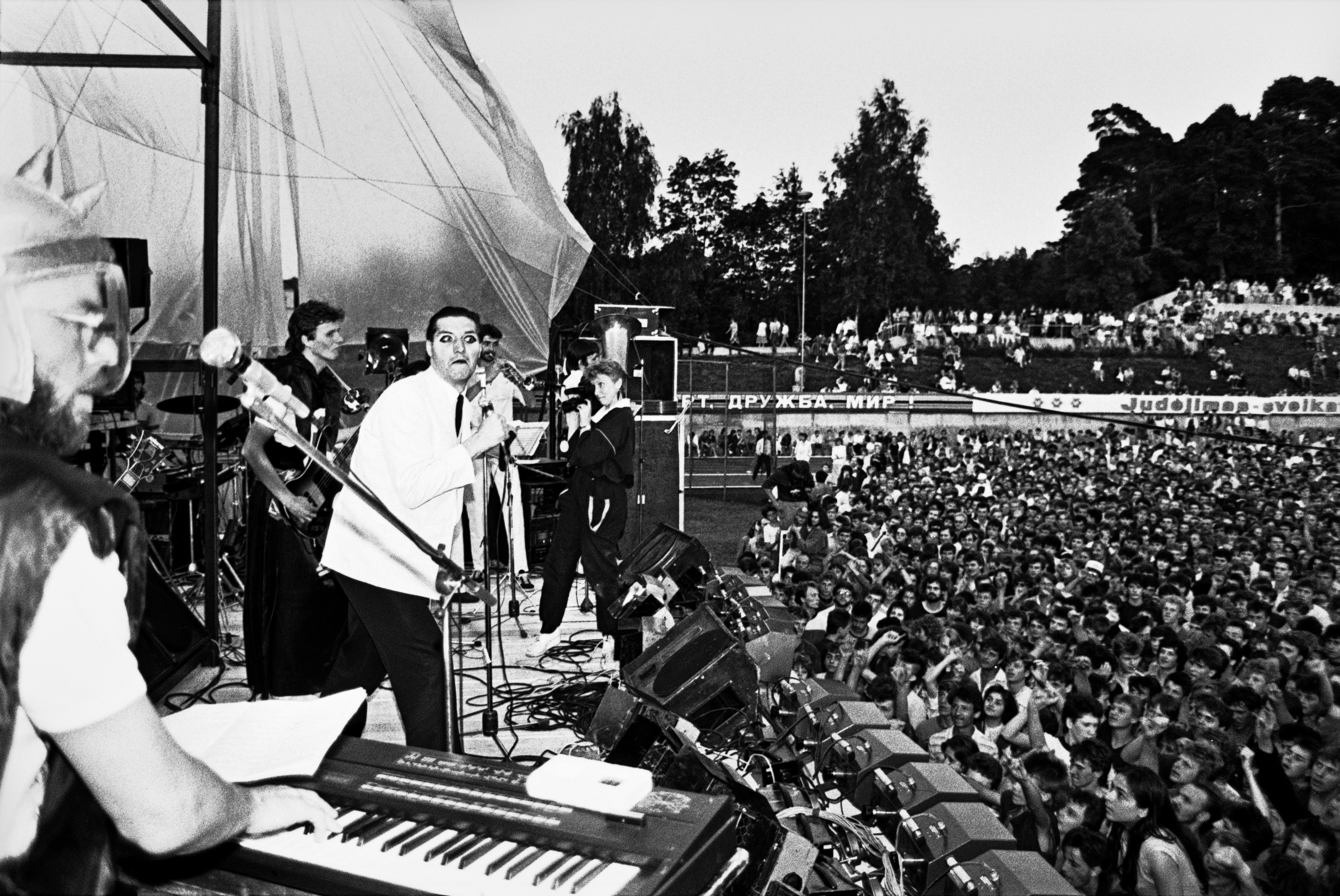 Kugiran rock Antis, yang di bawah penapisan yang ketat secara aktif mengejek rejim Kesatuan Soviet dengan menggunakan metafora dalam lirik mereka, semasa konsert anti-Sovietisme, anti-komunisme pada tahun 1987