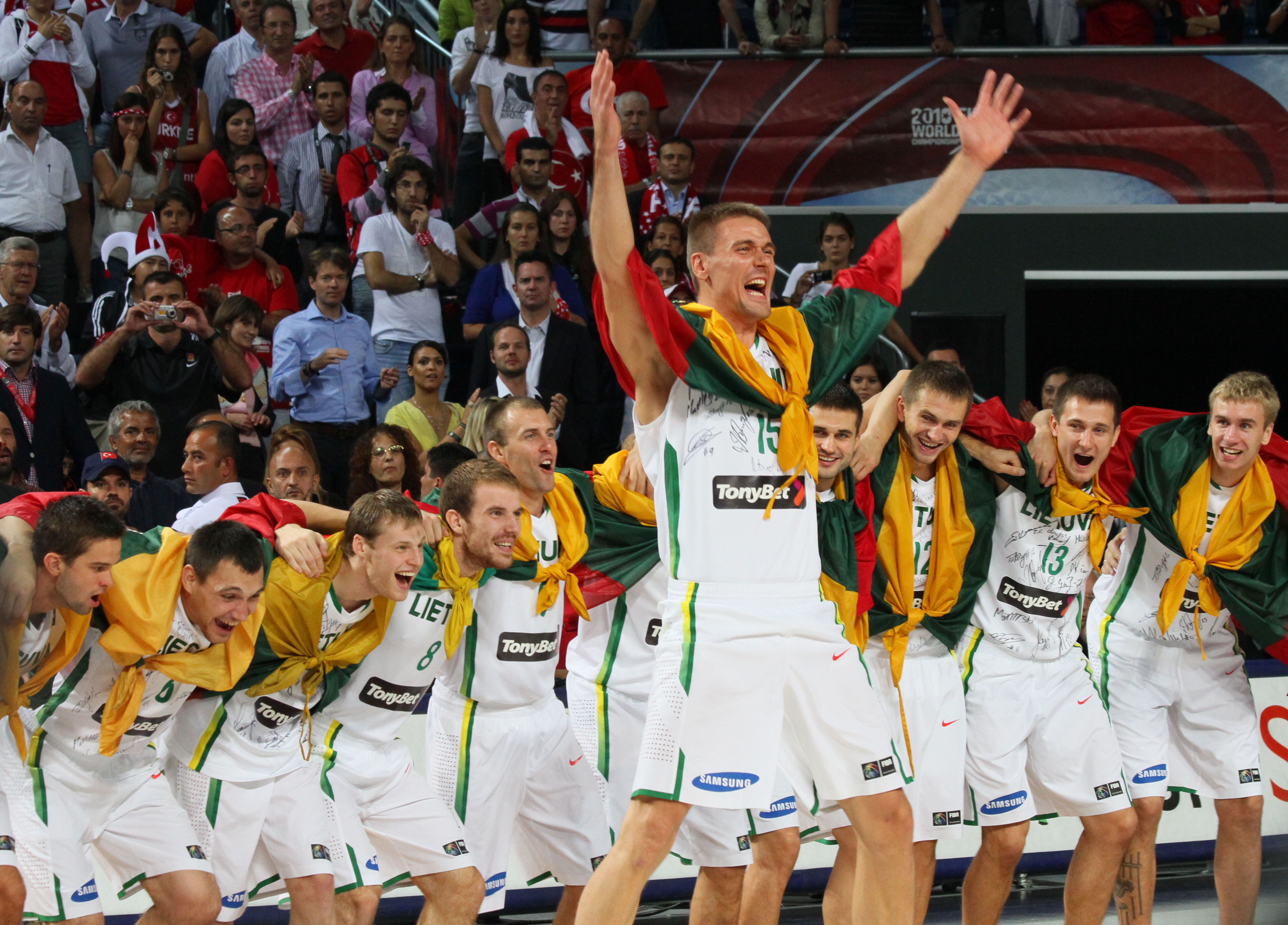Pasukan bola keranjang kebangsaan lelaki Lithuania menduduki tempat kelapan di seluruh dunia dalam Kedudukan FIBA.