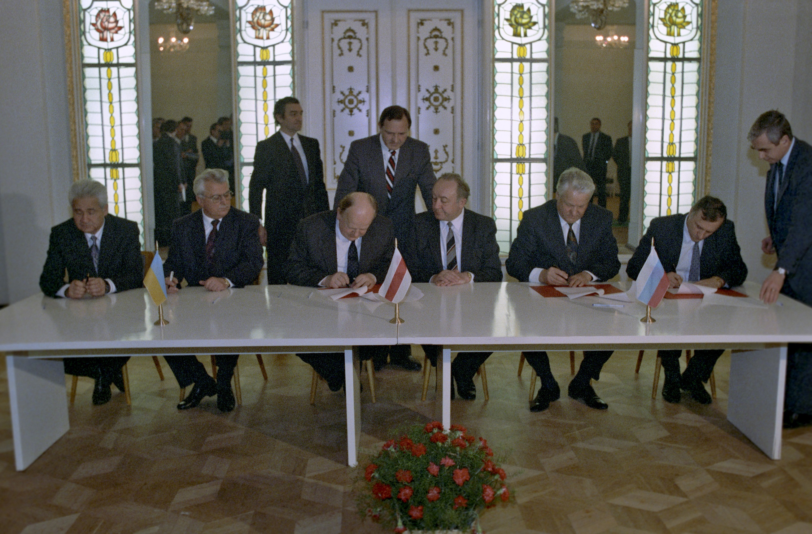 Pemimpin Rusia, Ukraine dan Belarus menandatangani Perjanjian Belavezha, membubarkan Kesatuan Soviet, 8 Disember 1991.