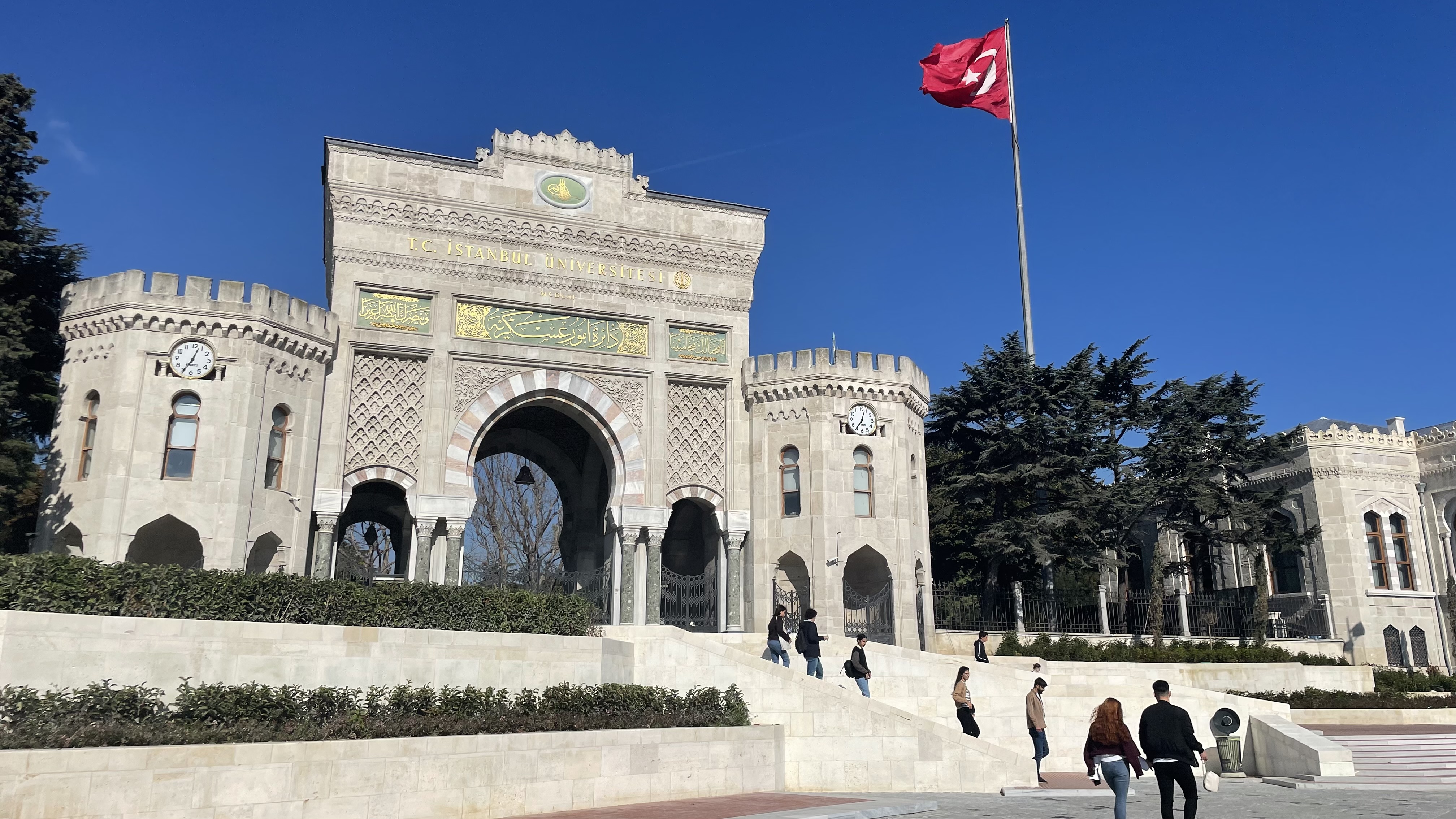 이스탄불 대학교는 1453년 신학교로 설립된 후 1933년에 개편되었다.