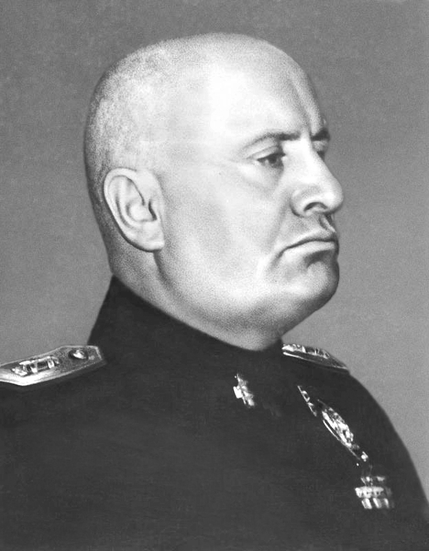 Diktator fasis Benito Mussolini menamai dirinya Duce dan memerintah negara dari tahun 1922 hingga 1943.