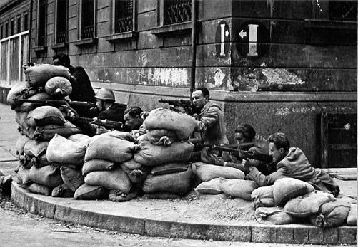 Partisan Italia di Milan selama pemberontakan terakhir yang mengarah pada pembebasan Italia pada bulan April 1945