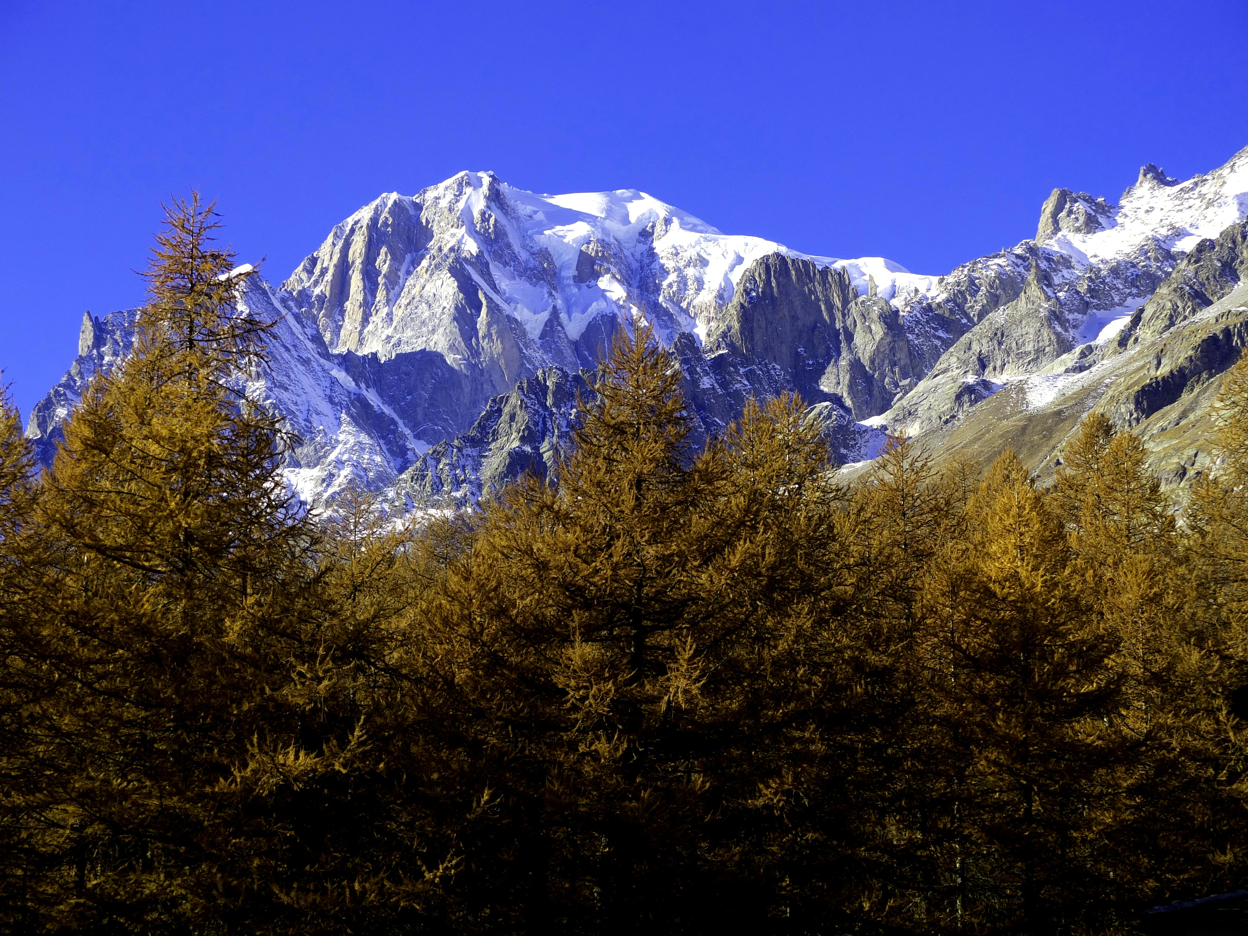 Mont Blanc (Monte Bianco) di Lembah Aosta, titik tertinggi di Uni Eropa