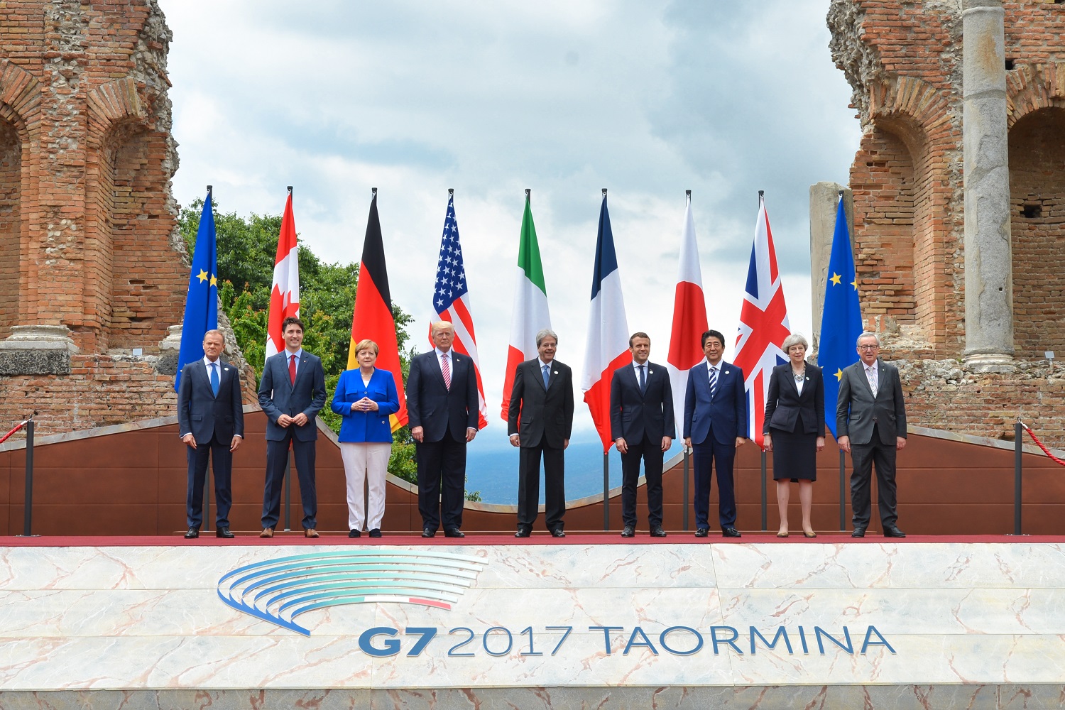 Foto kelompok para pemimpin G7 pada KTT G7 ke-43 di Taormina, Sisilia