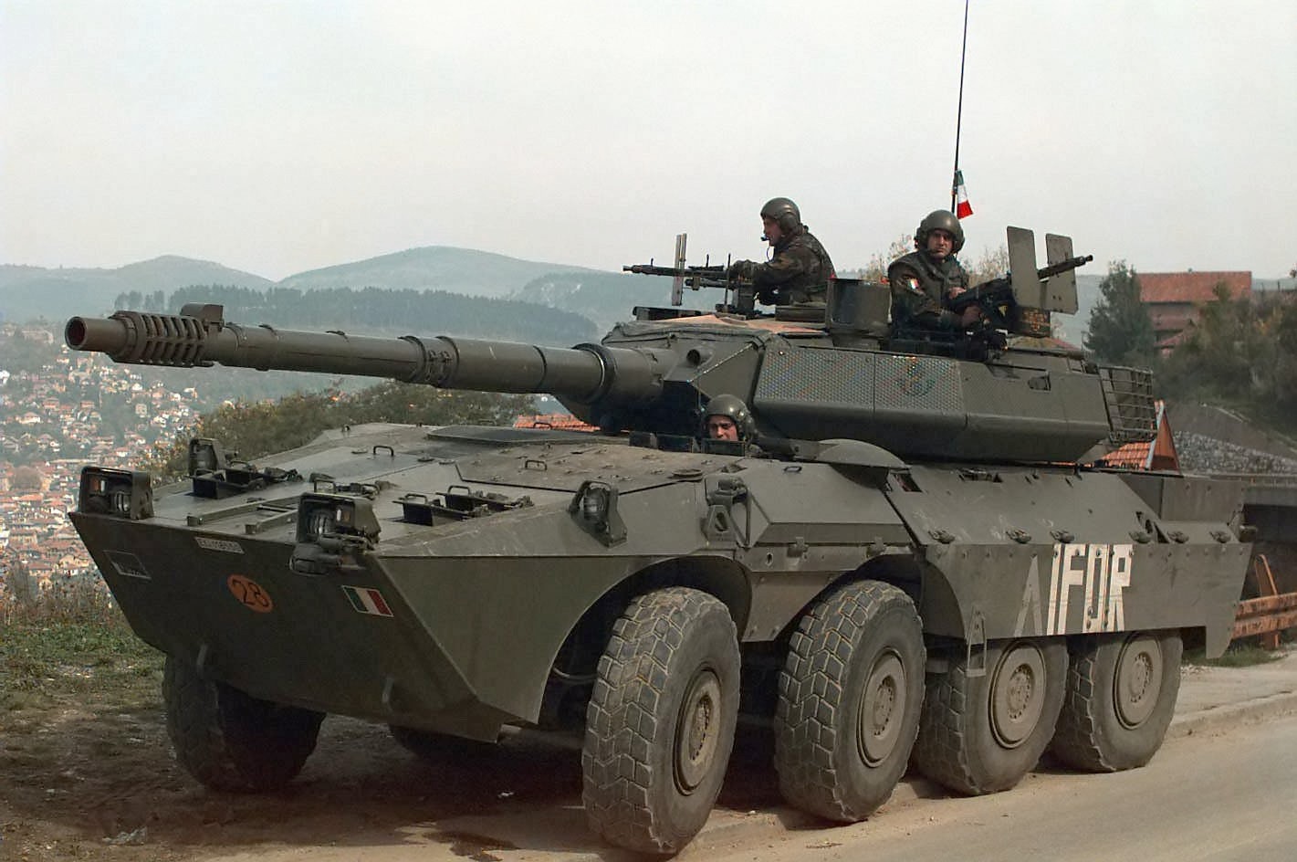 Sebuah penghancur tank B1 Centauro selama patroli di Bosnia-Herzegovina sebagai bagian dari IFOR