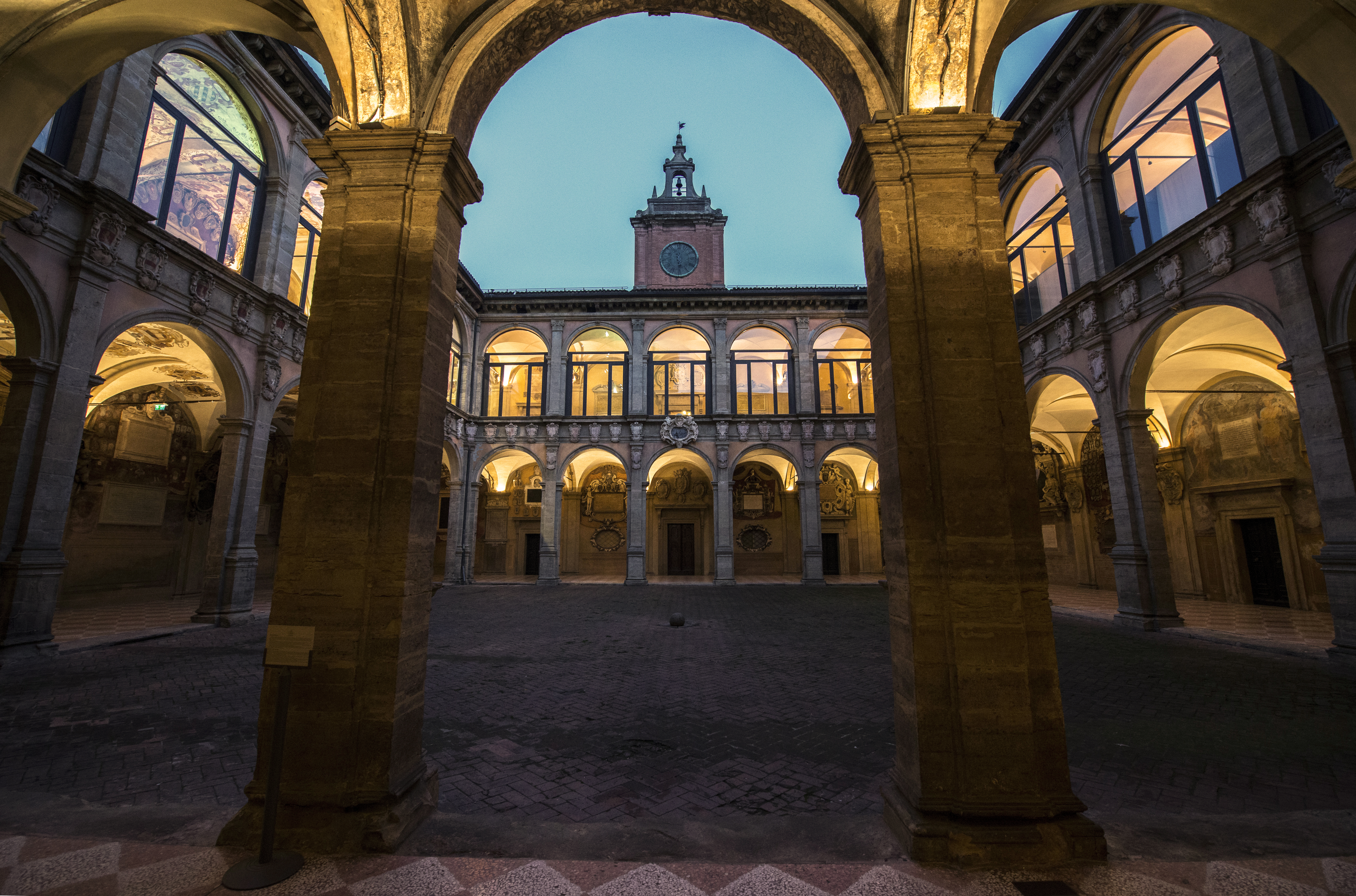 Universitas Bologna, didirikan pada tahun 1088 M, adalah universitas tertua di dunia yang beroperasi secara berkelanjutan.