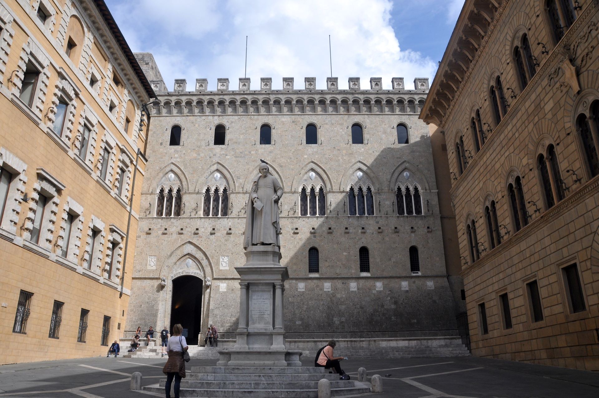 Banca Monte dei Paschi di Siena, didirikan pada tahun 1472, adalah bank tertua atau kedua tertua di dunia yang beroperasi secara berkelanjutan.