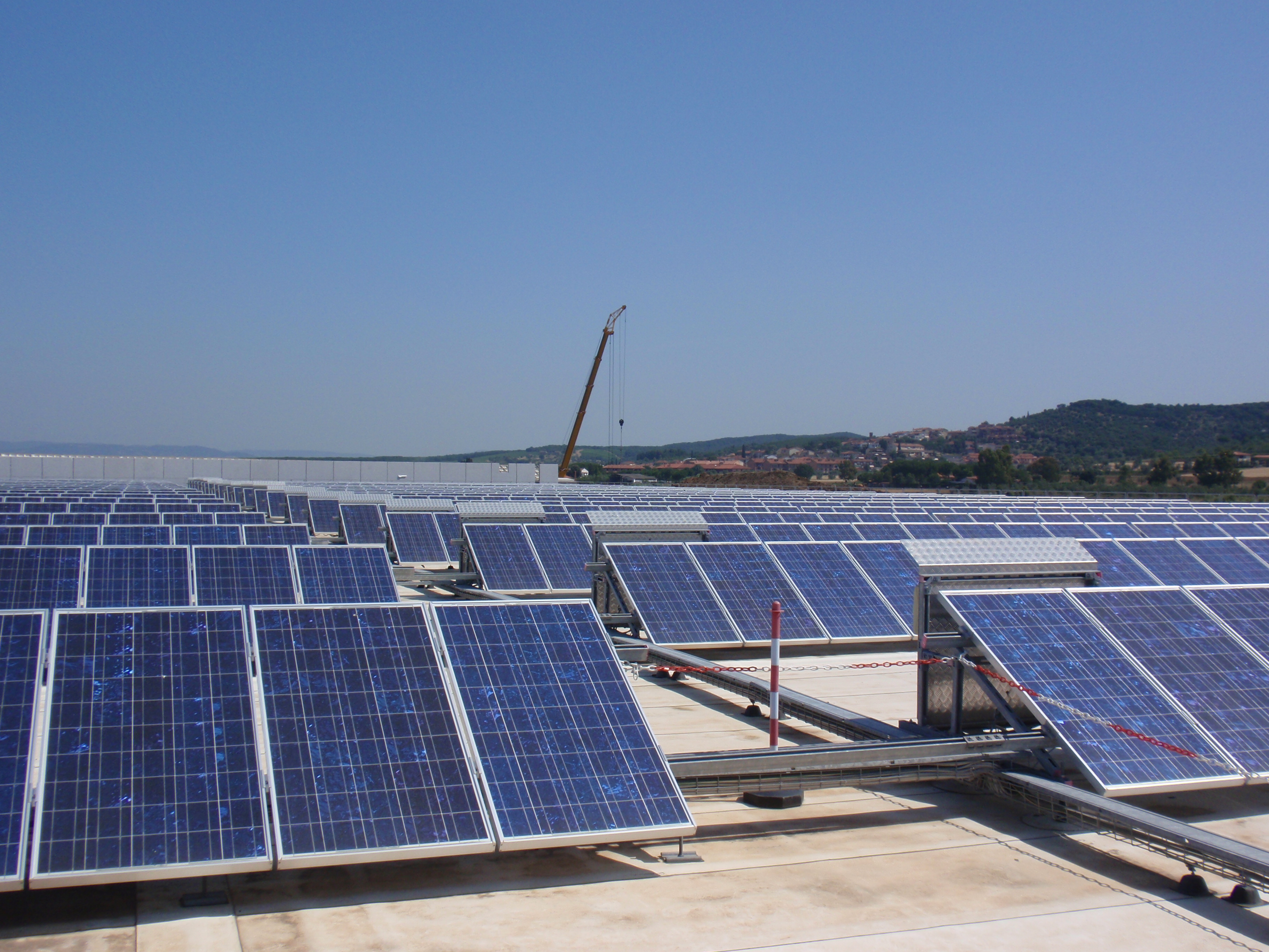 Panel surya di Piombino, Toskana. Italia adalah salah satu produsen energi terbarukan terbesar di dunia.