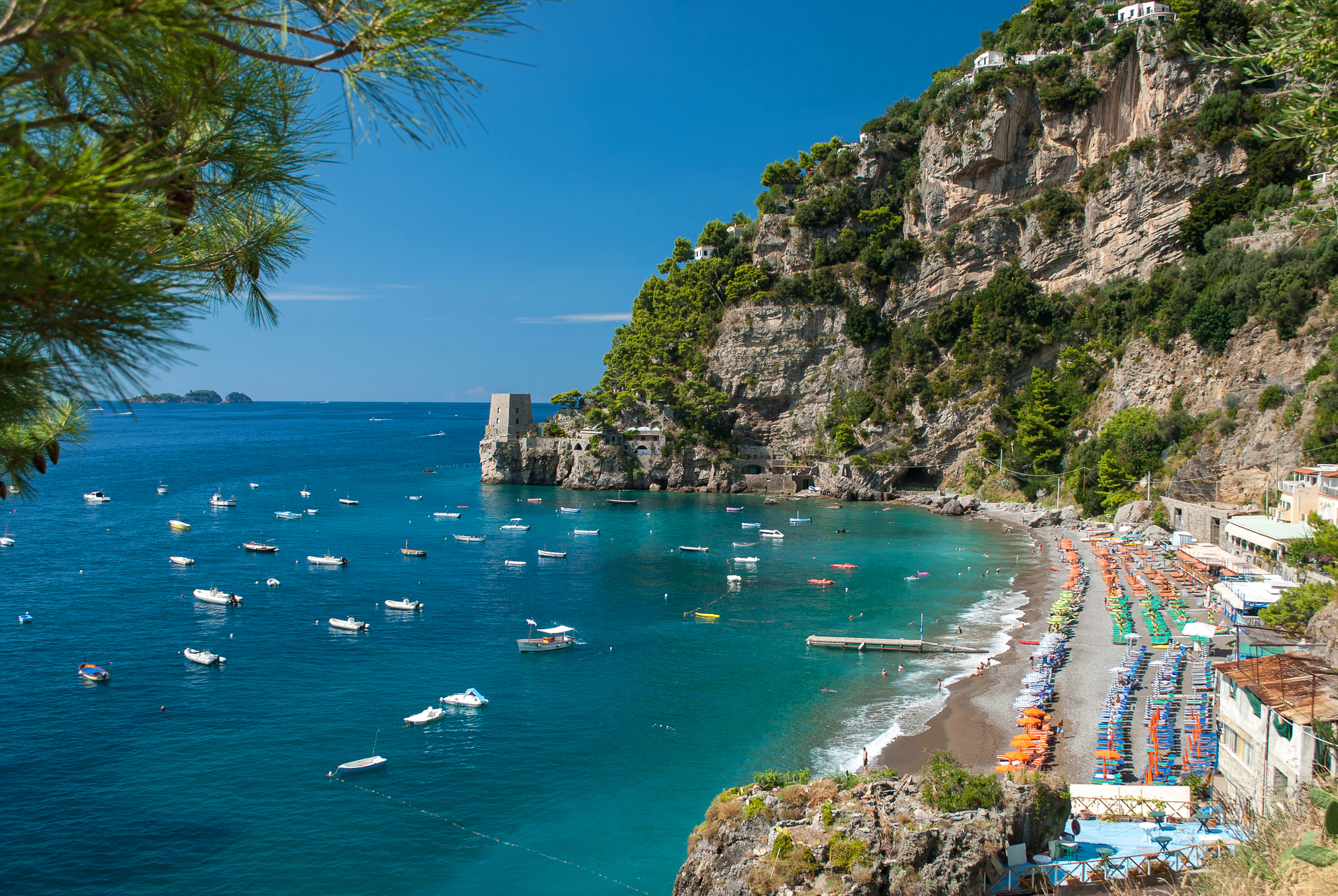 Pantai Amalfi adalah salah satu tujuan wisata utama Italia.