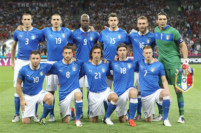 Azzurri pada tahun 2012. Bola sepak adalah sukan paling popular di Itali.