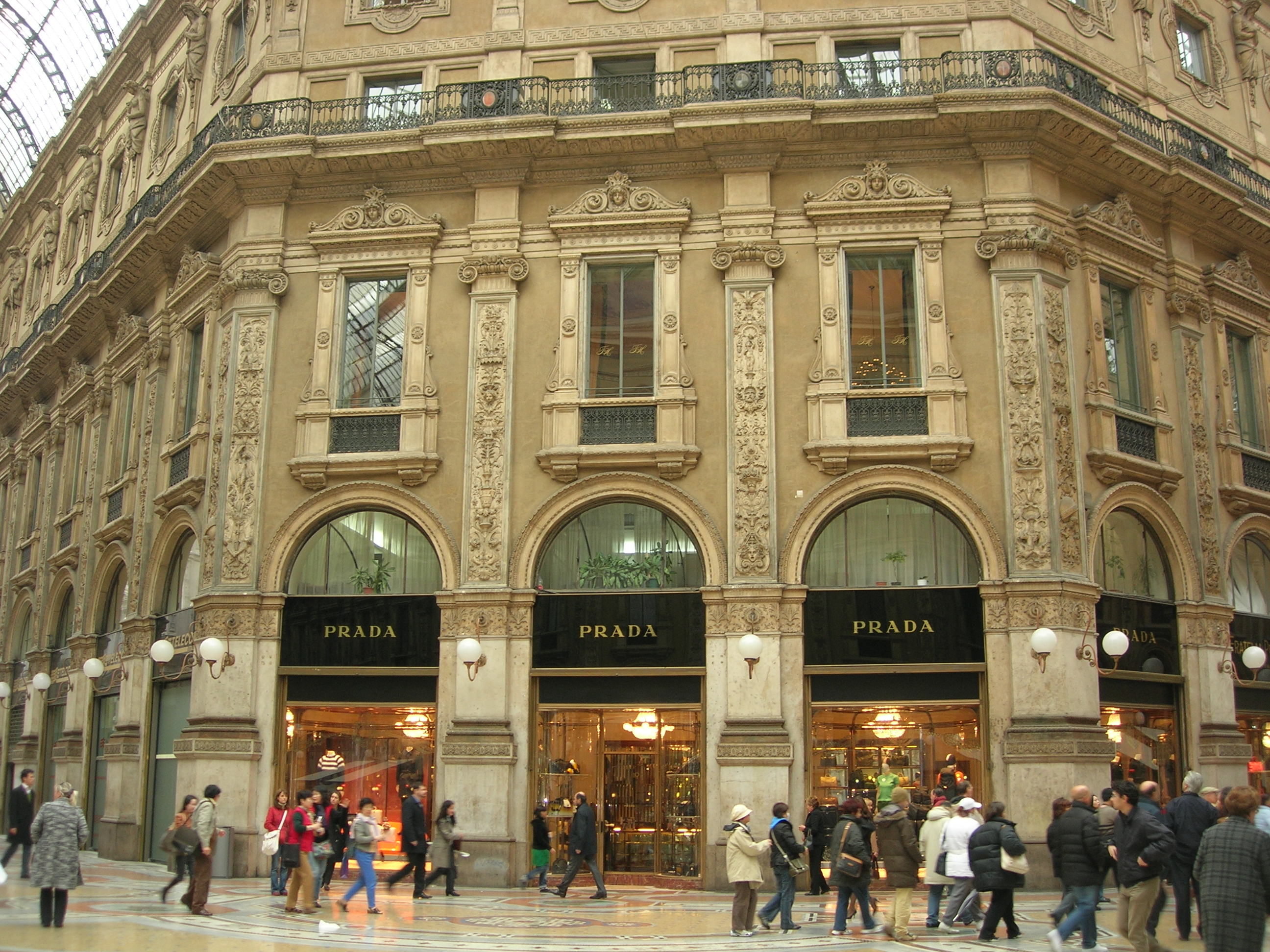 Toko Prada di Galleria Vittorio Emanuele II di Milan
