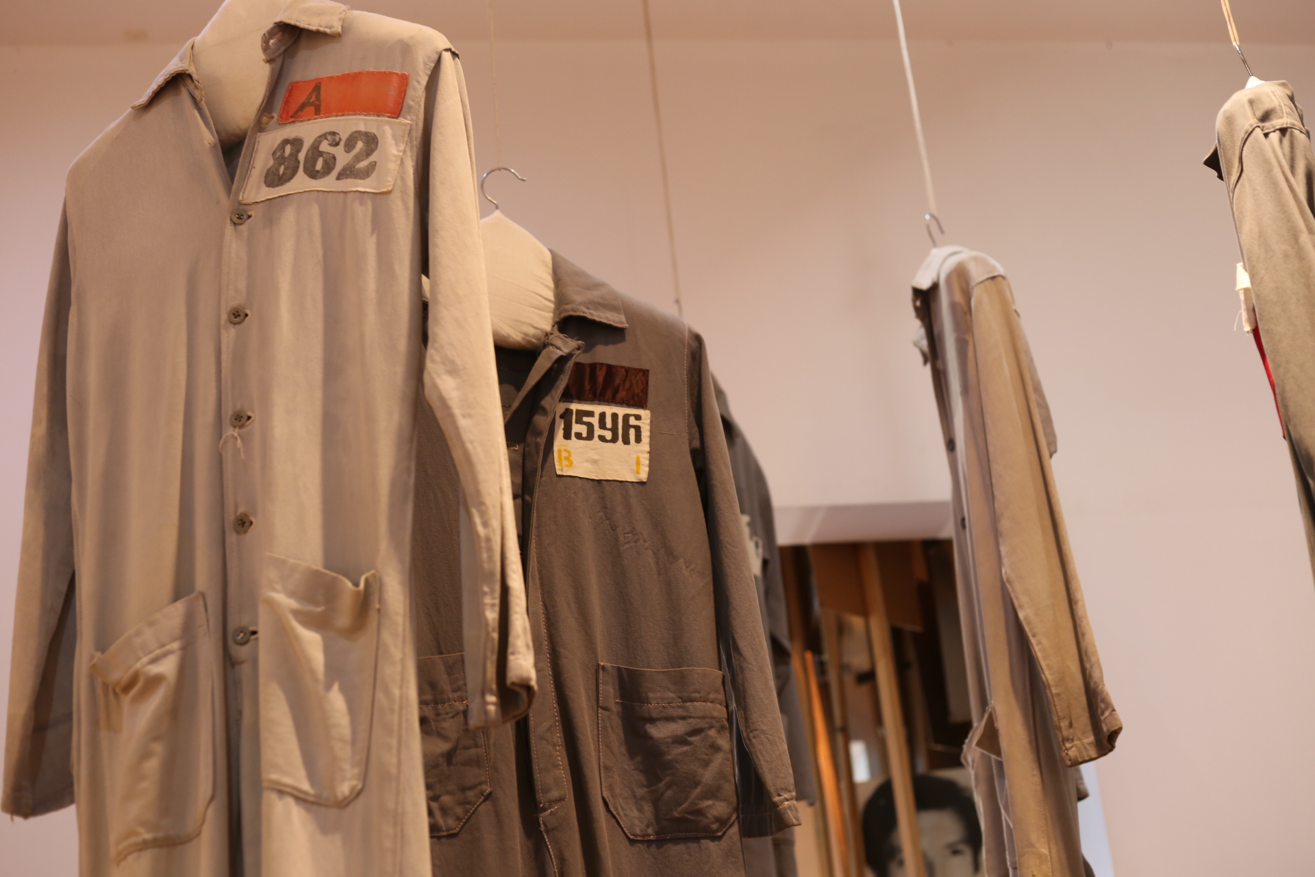 独裁政権時代に囚人が着用した衣服。記憶博物館にて展示。