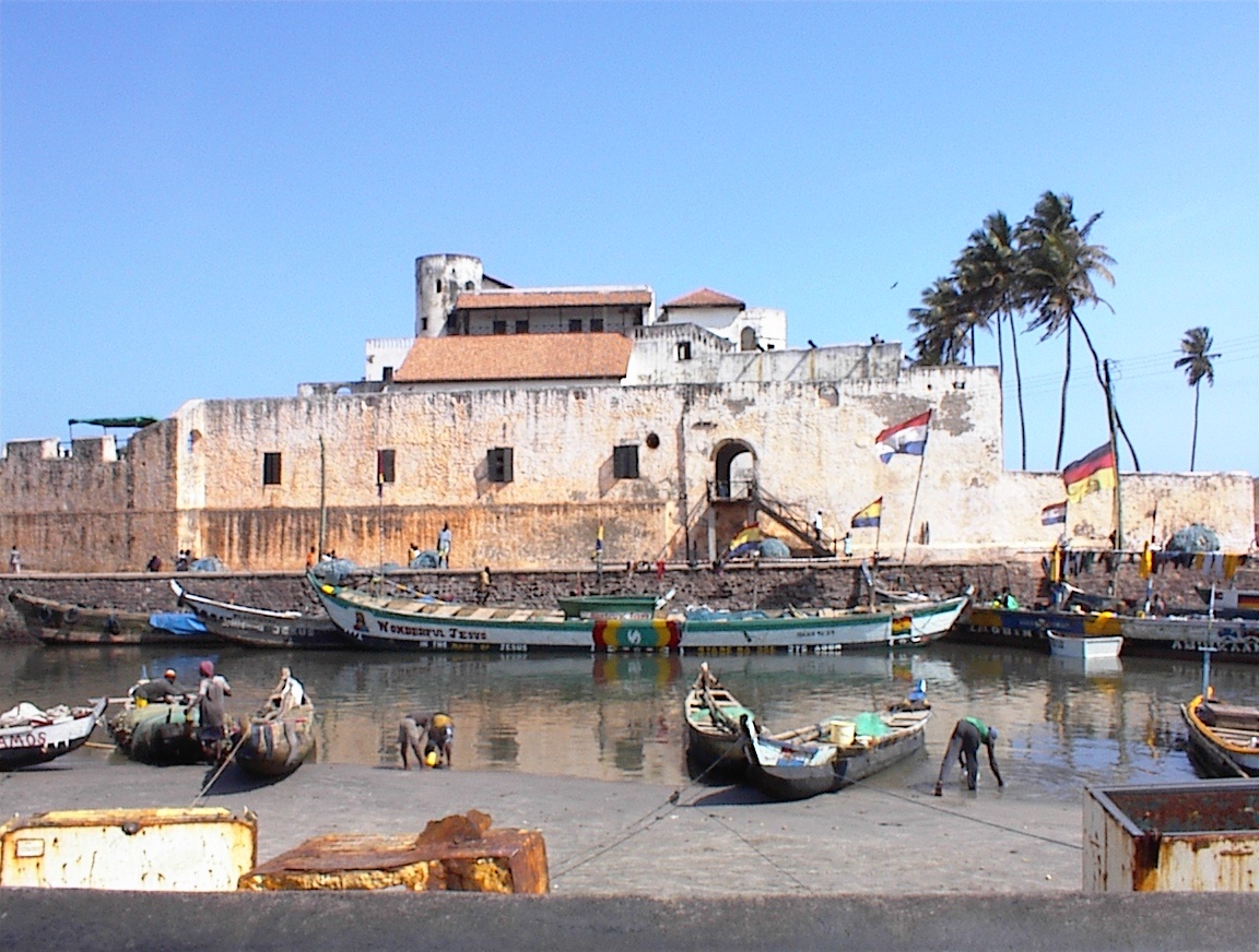 Kastil Elmina (Castelo da Mina) dibangun oleh Diogo de Azambuja pada tahun 1482 atas perintah Portugis, menjadikannya bangunan Eropa tertua di Afrika Sub-Sahara.