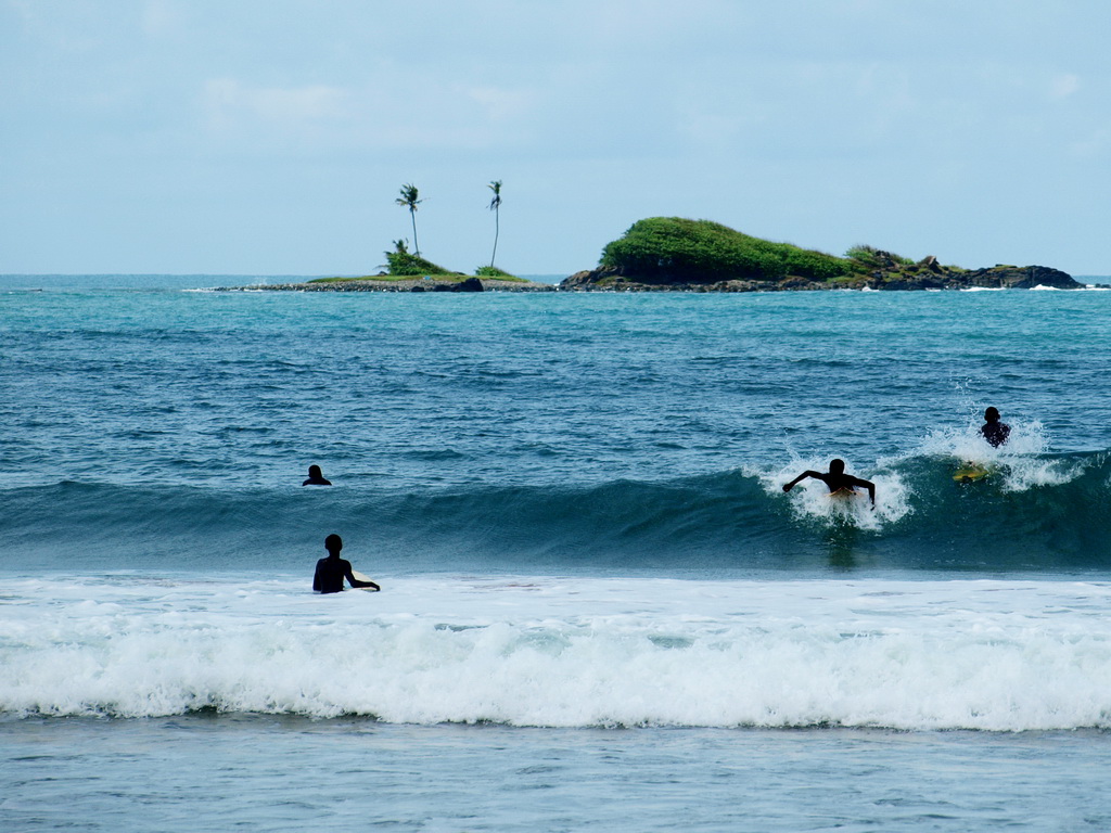 Peselancar di Pantai Busua di Region Barat