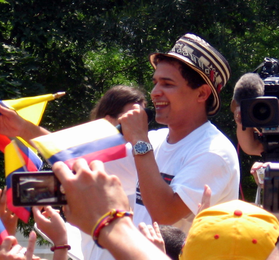Jorge Celedón của ban nhạc Binomio de Oro de América. Vallenato, cùng với Cumbia, là hai thể loại nhạc dân gian Colombia phổ biến nhất được nghe ở Mỹ Latinh.