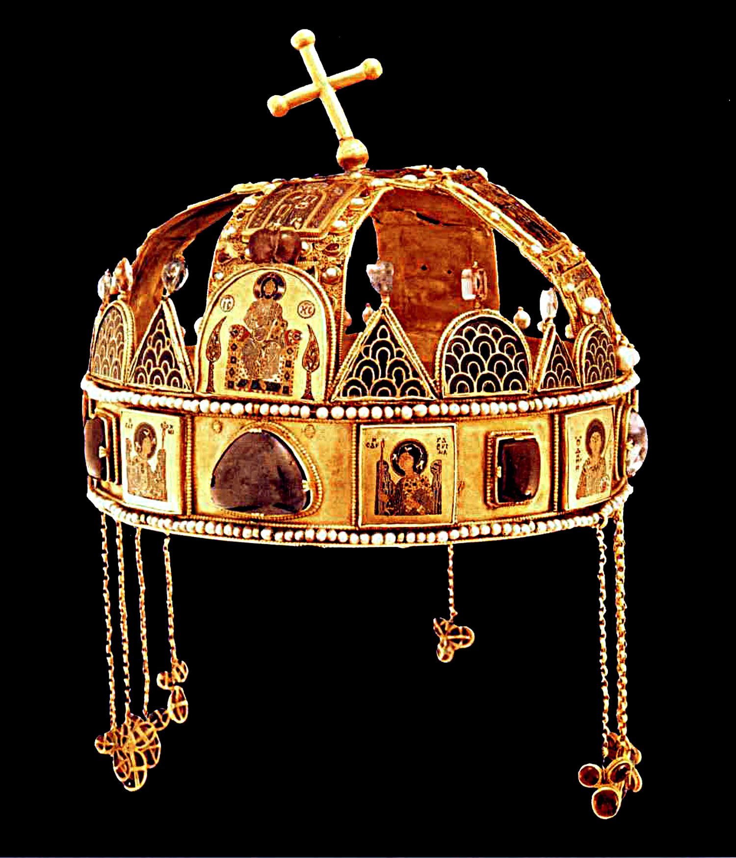 Mahkota Suci Hungaria (Szent Korona), salah satu simbol utama Hungaria. Mahkota ini dihadiahkan kepada Santo István, Raja Hungaria pertama, yang mengubah bangsa menjadi Kristen.