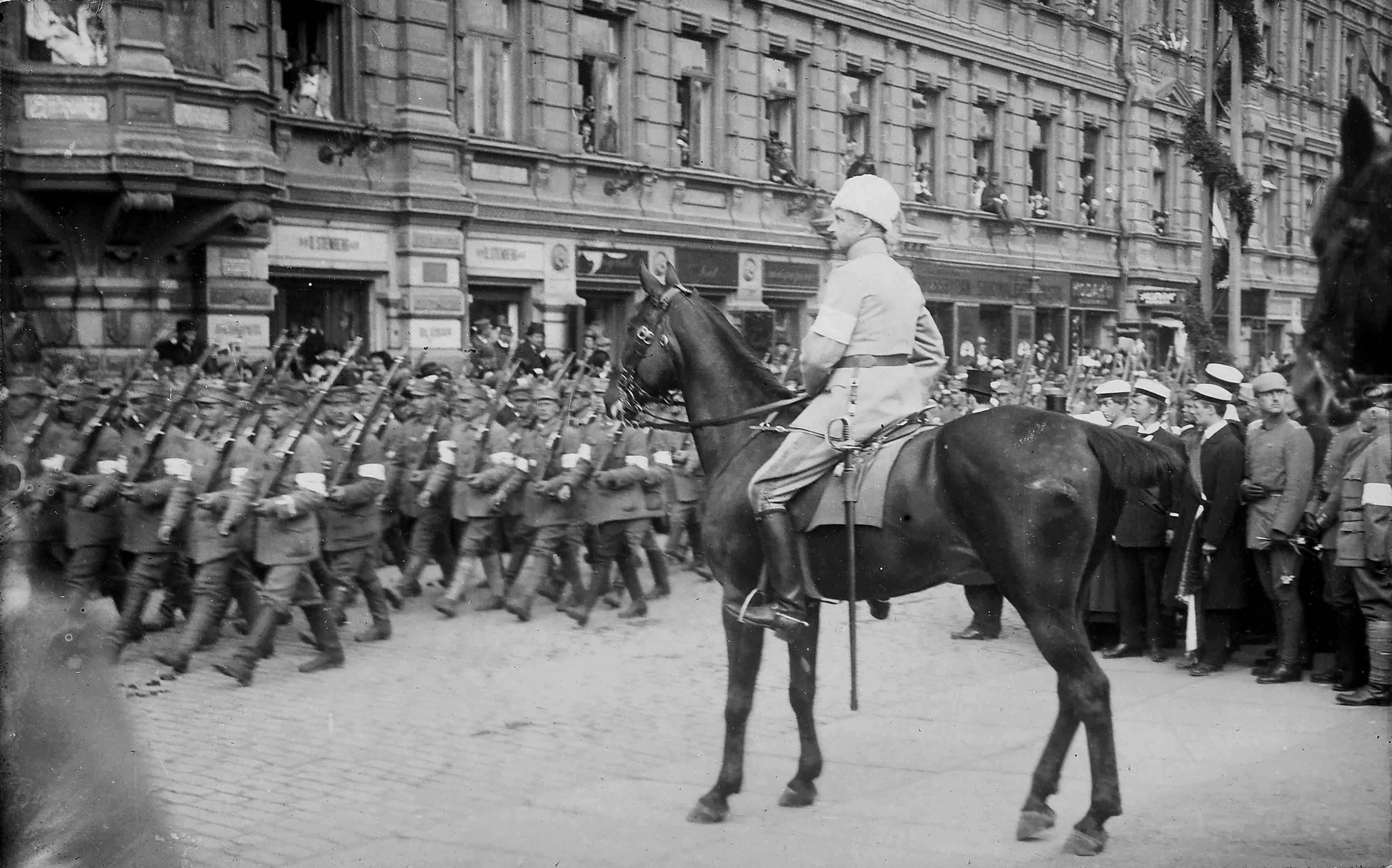 1918年、ヘルシンキでのフィンランド内戦終結時の白衛軍勝利パレードを率いるフィンランドの軍事指導者であり政治家でもあるC. G. E. マンネルヘイム将軍。
