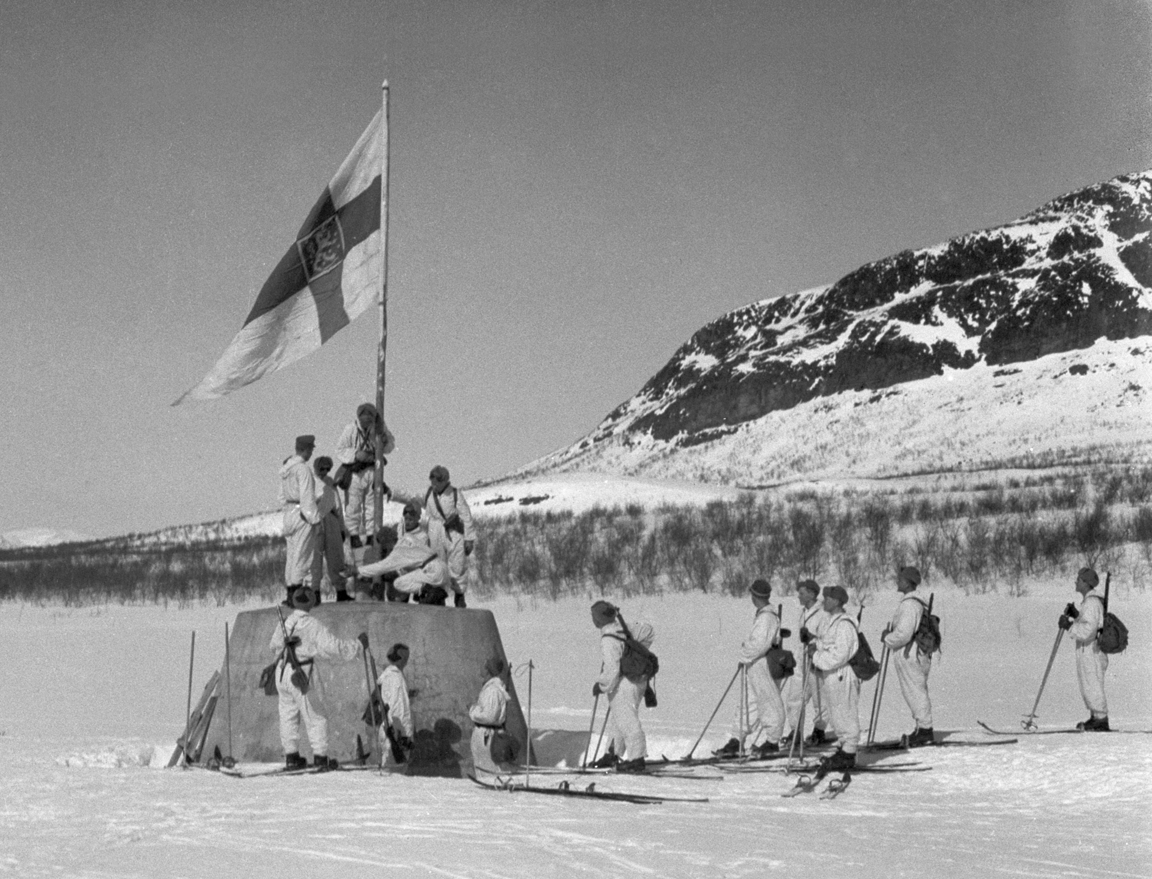 1945年4月、フィンランドにおける第二次世界大戦終結時に、三国国境のケルンに旗を掲げるフィンランド軍兵士。