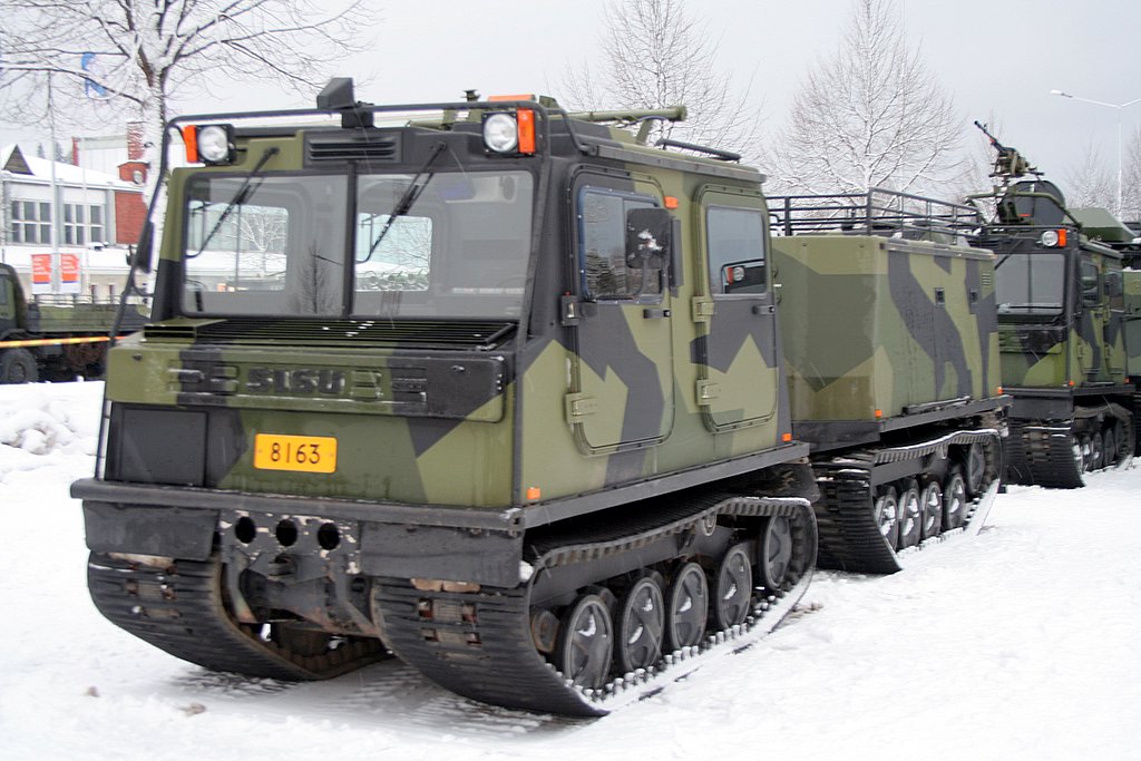 フィンランド陸軍のシス・ナスNA-110装軌式輸送車。ほとんどの徴集兵は冬季戦の訓練を受け、このような輸送車両は豪雪地帯での機動力を提供する。
