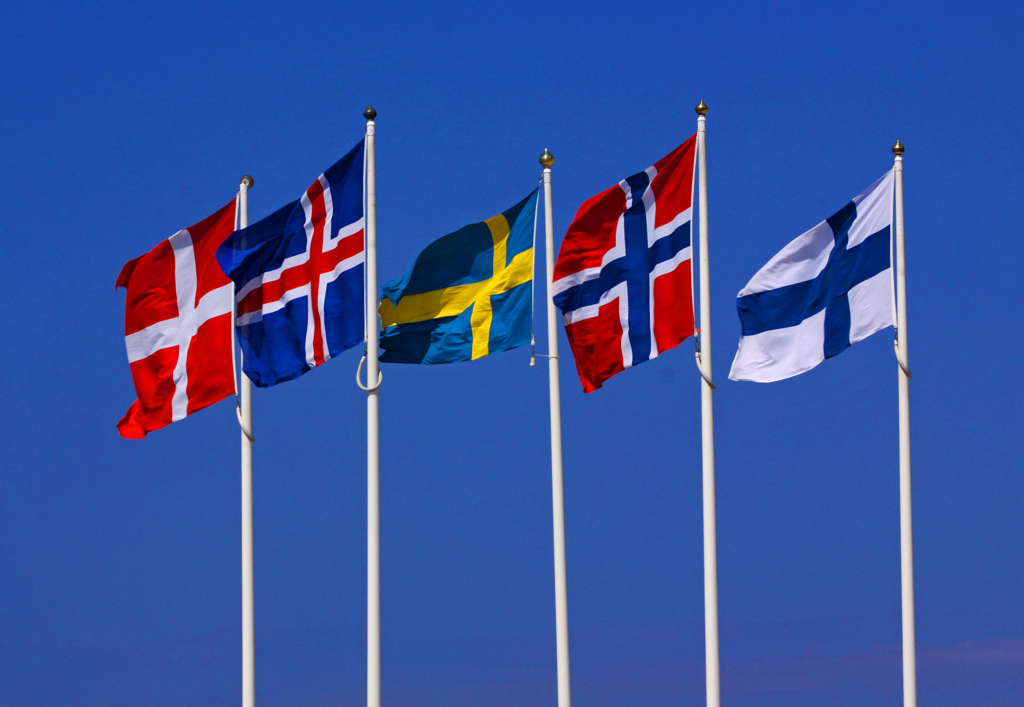 Bendera negara-negara Nordik dari kiri ke kanan: Denmark, Islandia, Swedia, Norwegia, dan Finlandia.
