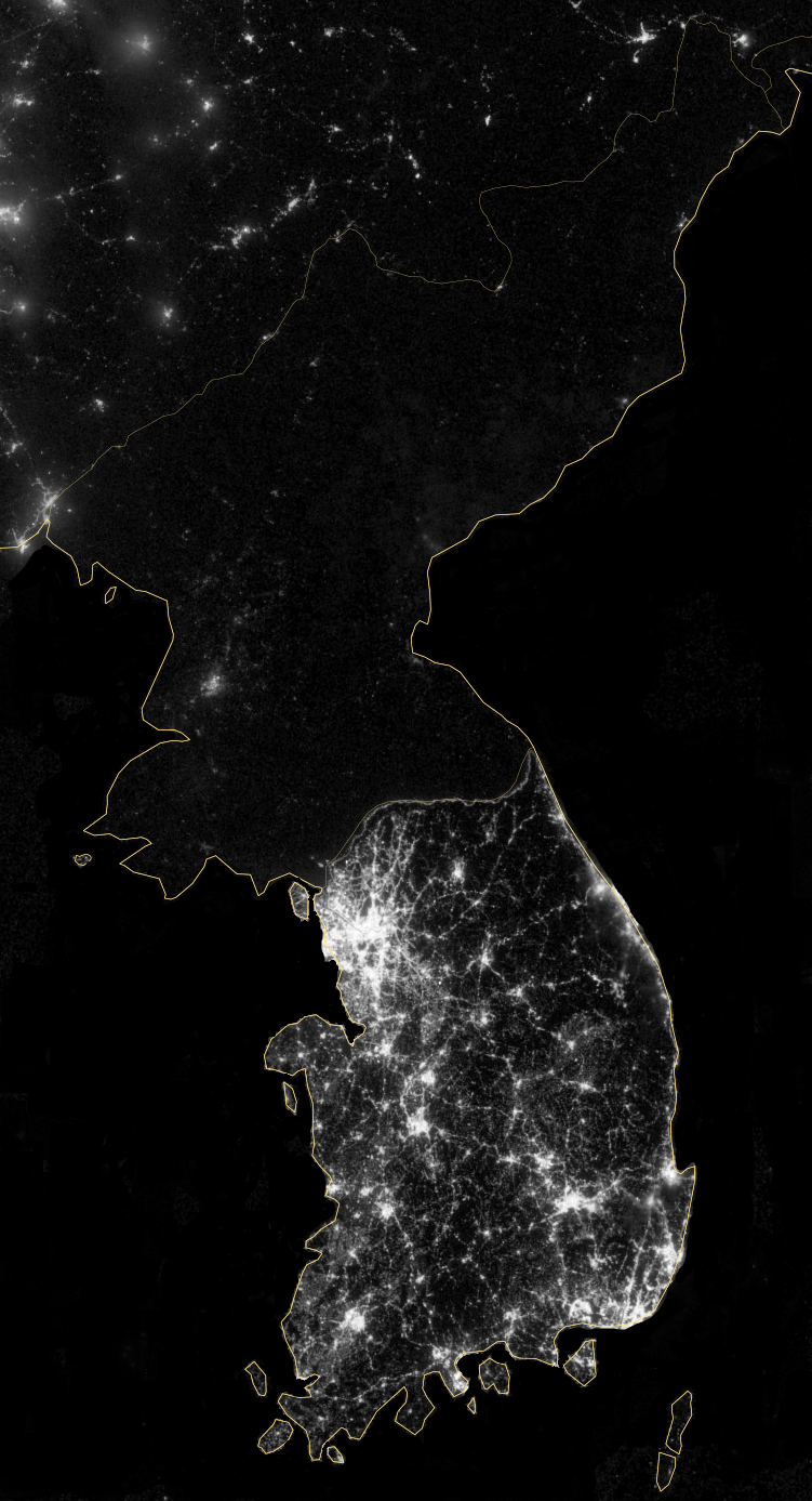 2012年の夜間の朝鮮半島の合成写真(NASA)。光量は経済活動の直接的な指標となる。