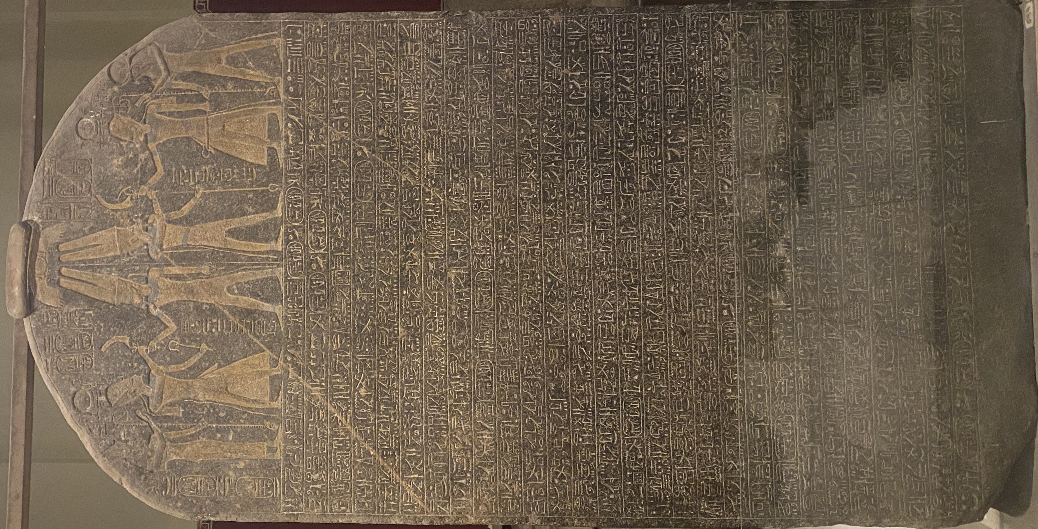 Prasasti Merneptah (abad ke-13 SM). Mayoritas arkeolog biblika menerjemahkan satu set hieroglif sebagai Israel, yang merupakan kemunculan pertama nama tersebut dalam catatan sejarah.