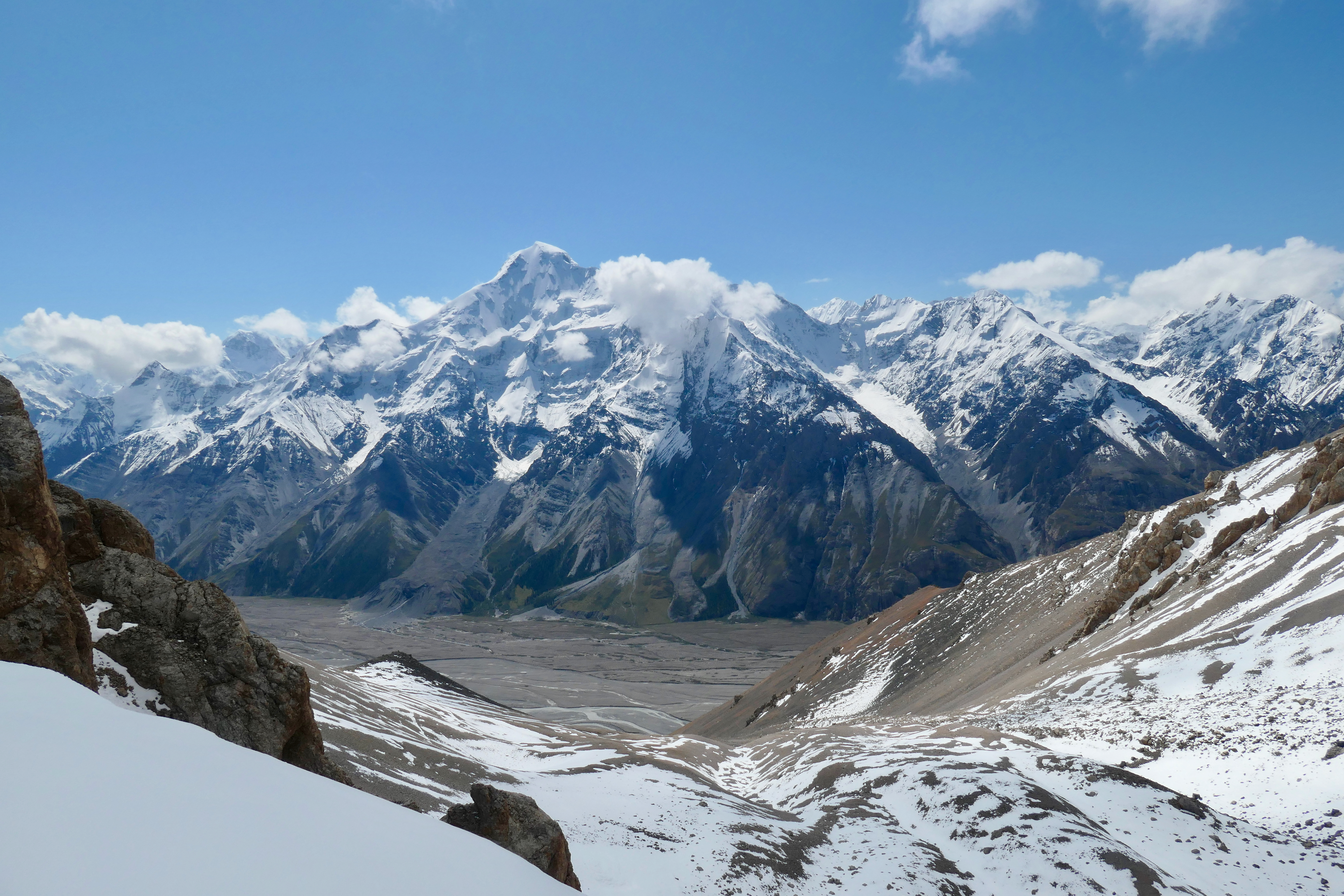 Pegunungan Tian Shan di Kirgizstan Timur