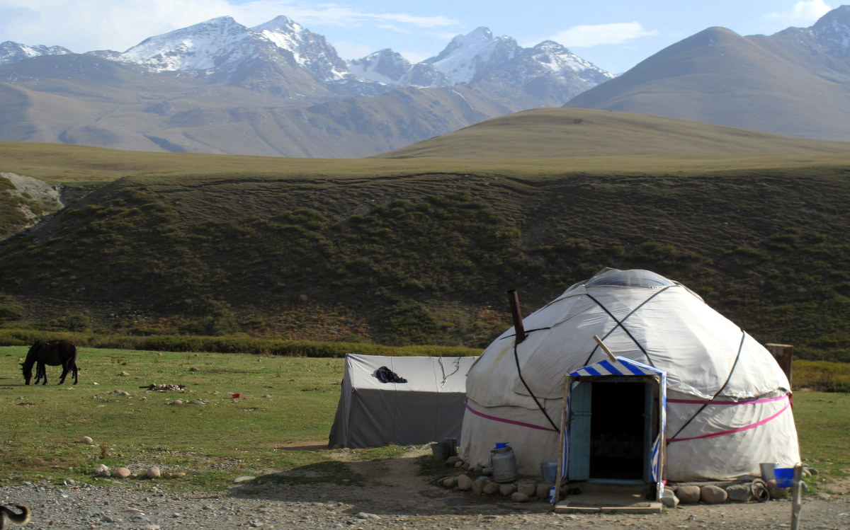 Pertanian nomaden di Lembah Suusamyr, Kirgizstan.