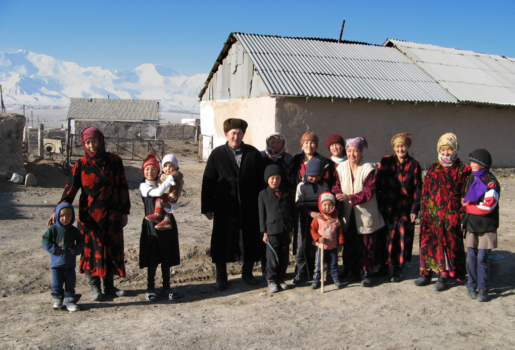Keluarga Kirgiz di desa Sary-Mogol, Region Osh.