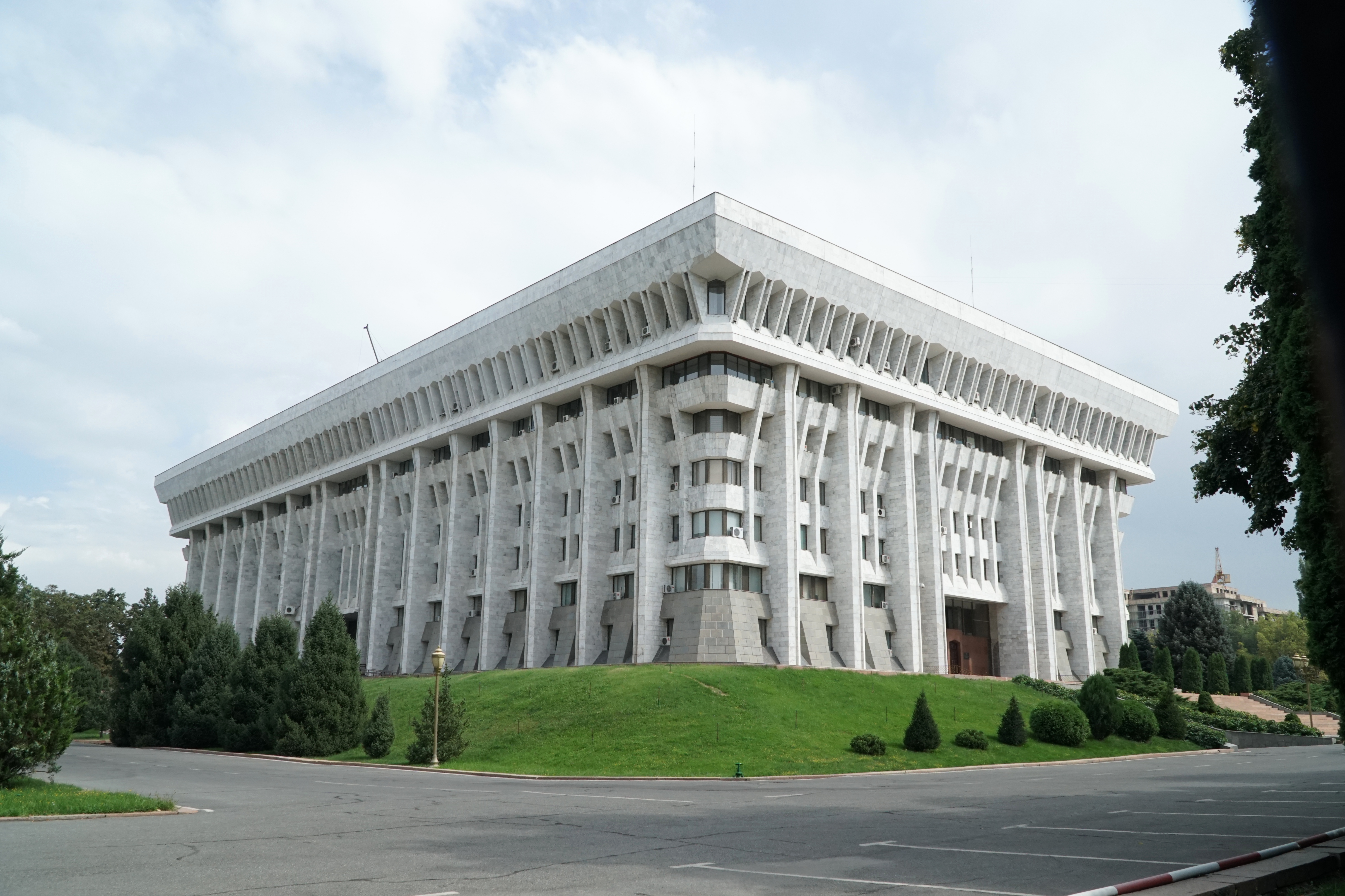 Gedung Dewan Tertinggi di Bishkek, tempat parlemen unikameral. Dilihat dari sisi barat laut (fasad dari selatan).