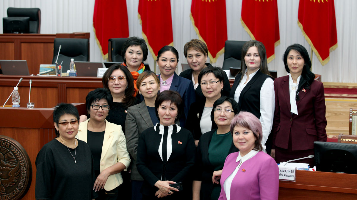 Anggota parlemen perempuan Kirgizstan, 2016.