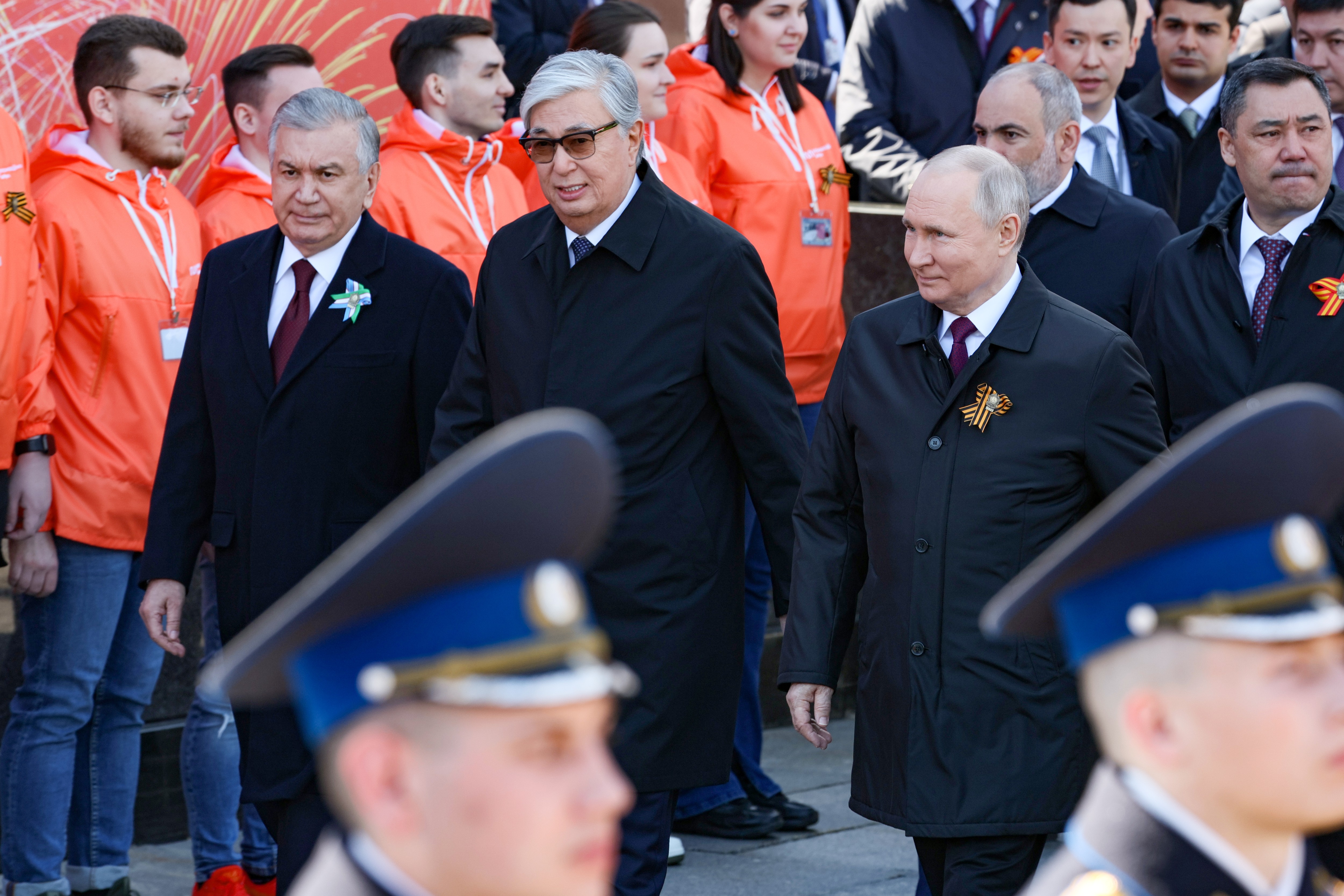 Presiden Japarov (kanan) bersama Vladimir Putin dan para pemimpin pasca-Soviet lainnya pada Parade Hari Kemenangan Moskow 2023.
