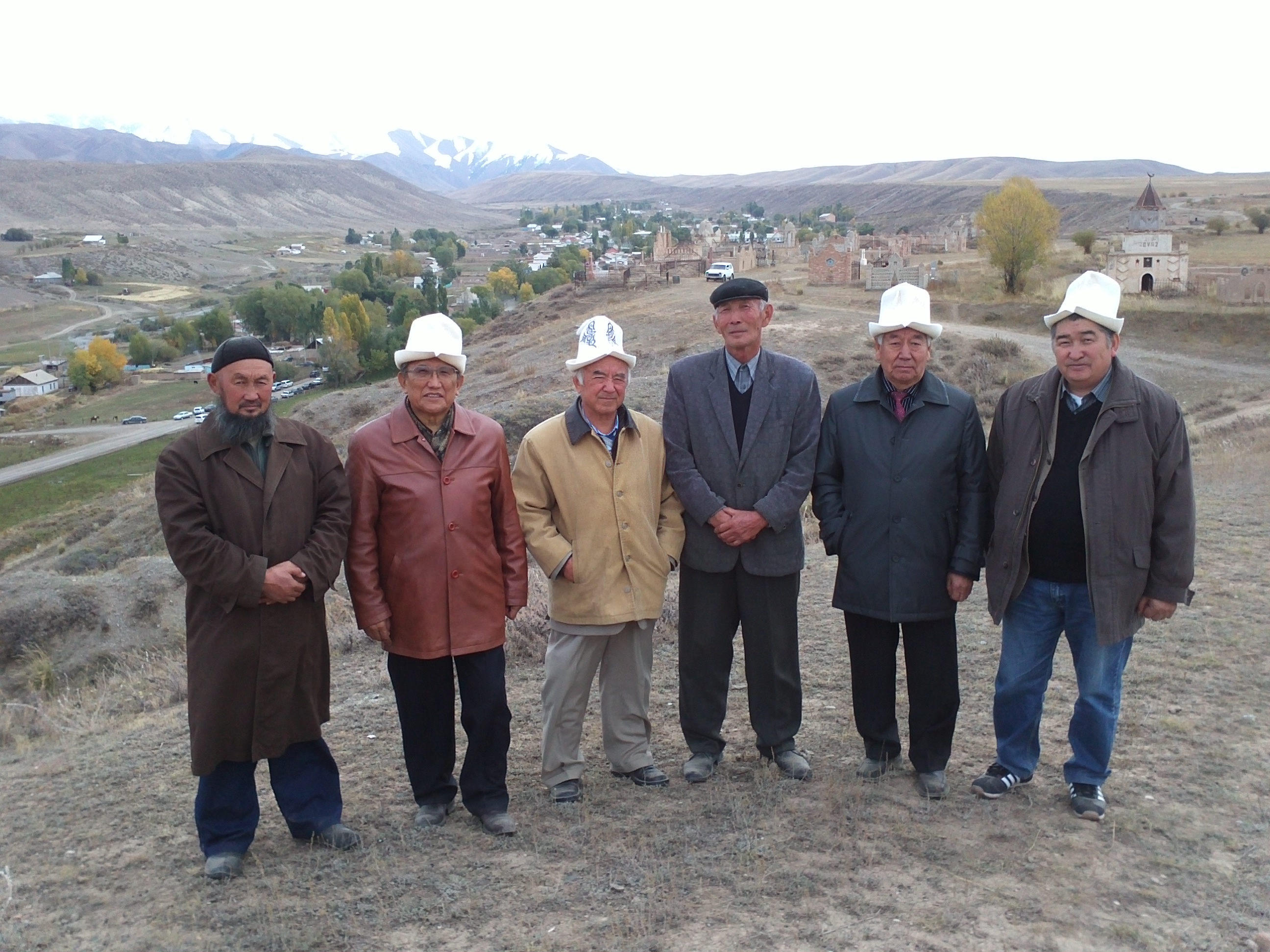 Penulis Kirgiz Kenesh Jusupov dan Jenderal Beishe Moldogaziev bersama penduduk desa, On-Archa, Region Naryn.