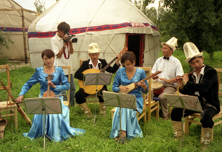 Musisi memainkan musik tradisional Kirgiz.