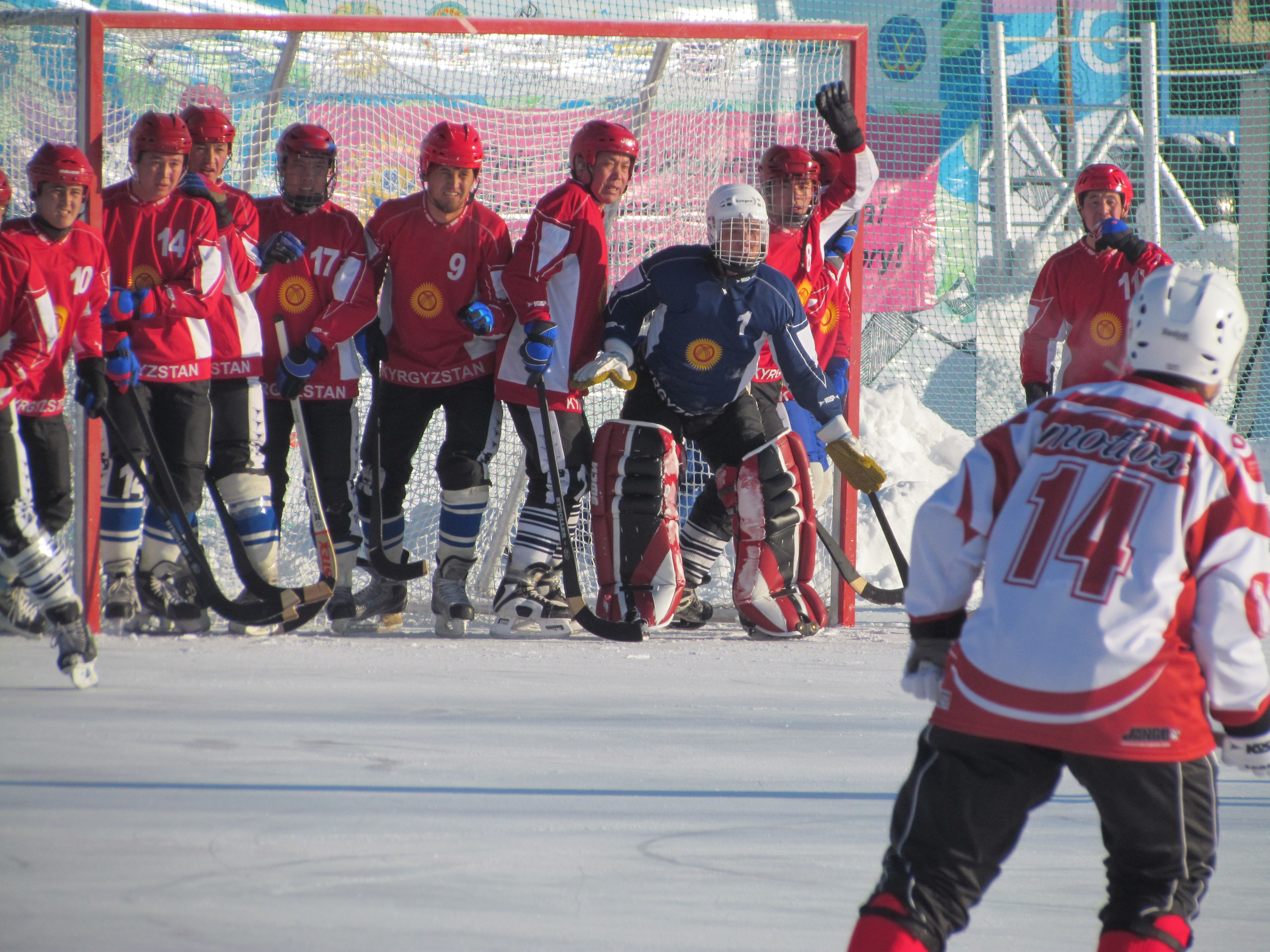 Bandy: Kyrgyzstan (áo đỏ) đối đầu Nhật Bản