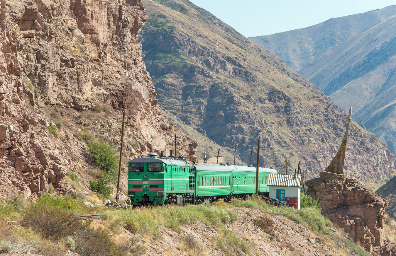 Sebuah lokomotif 3TE10M di Region Chüy, Kirgizstan.